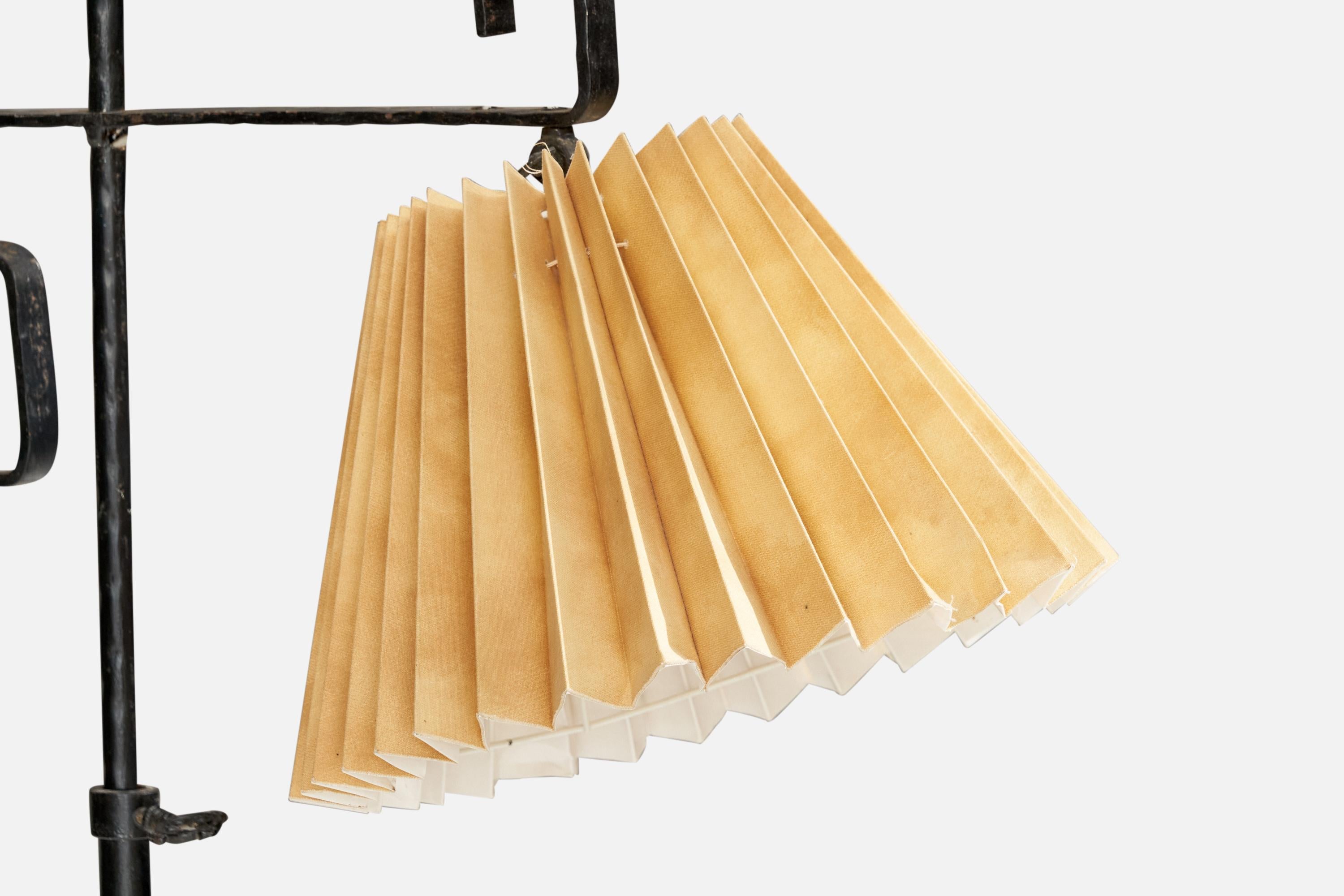 Suédois Designer suédois, lampadaire, fer, papier, Suède, années 1940 en vente