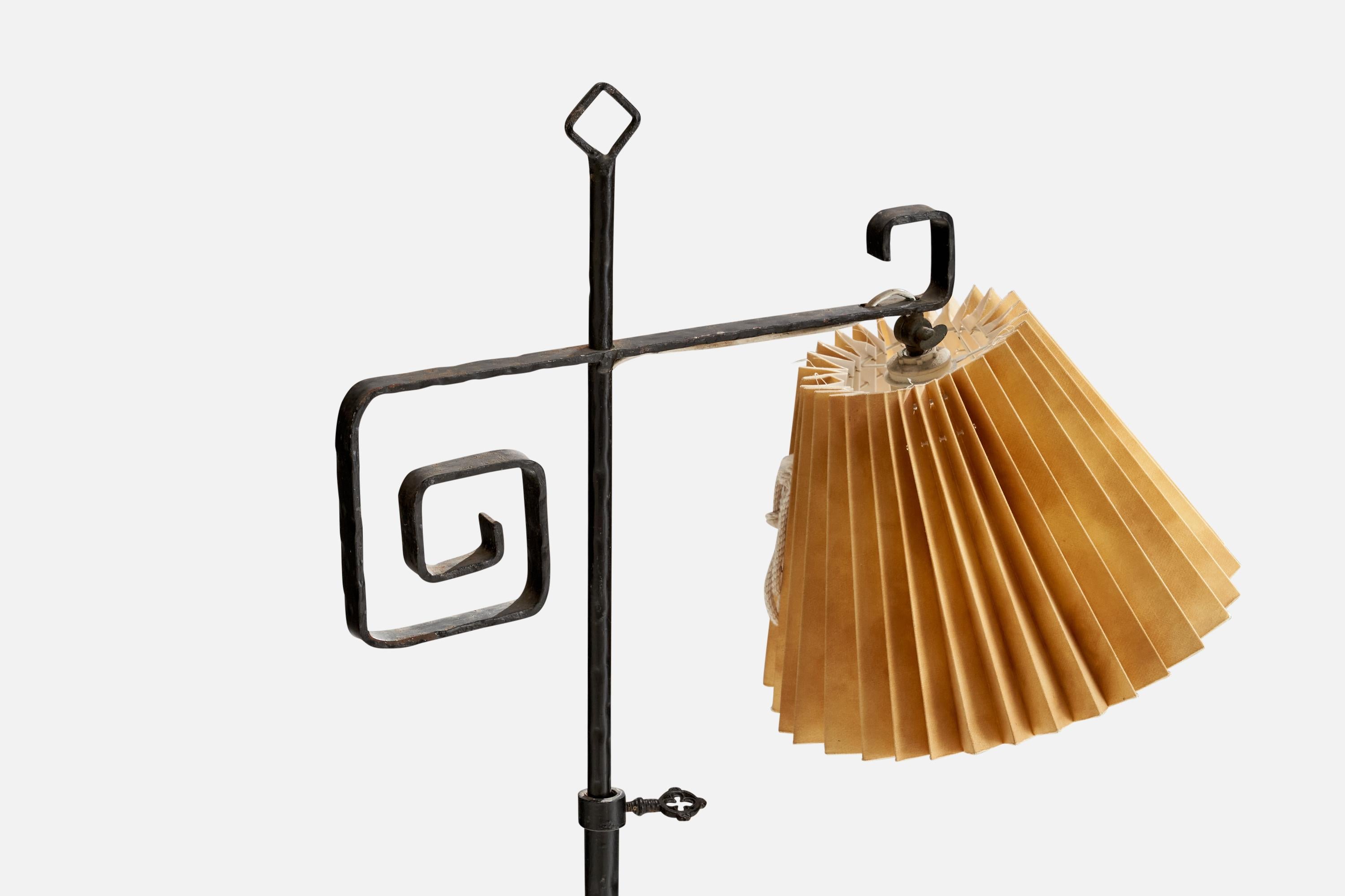 Designer suédois, lampadaire, fer, papier, Suède, années 1940 Bon état - En vente à High Point, NC