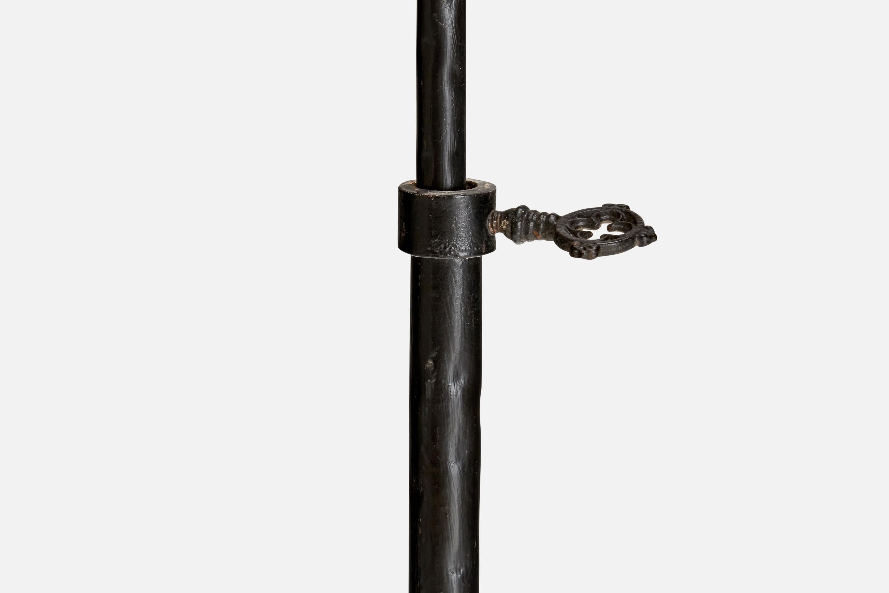 Milieu du XXe siècle Designer suédois, lampadaire, fer, papier, Suède, années 1940 en vente