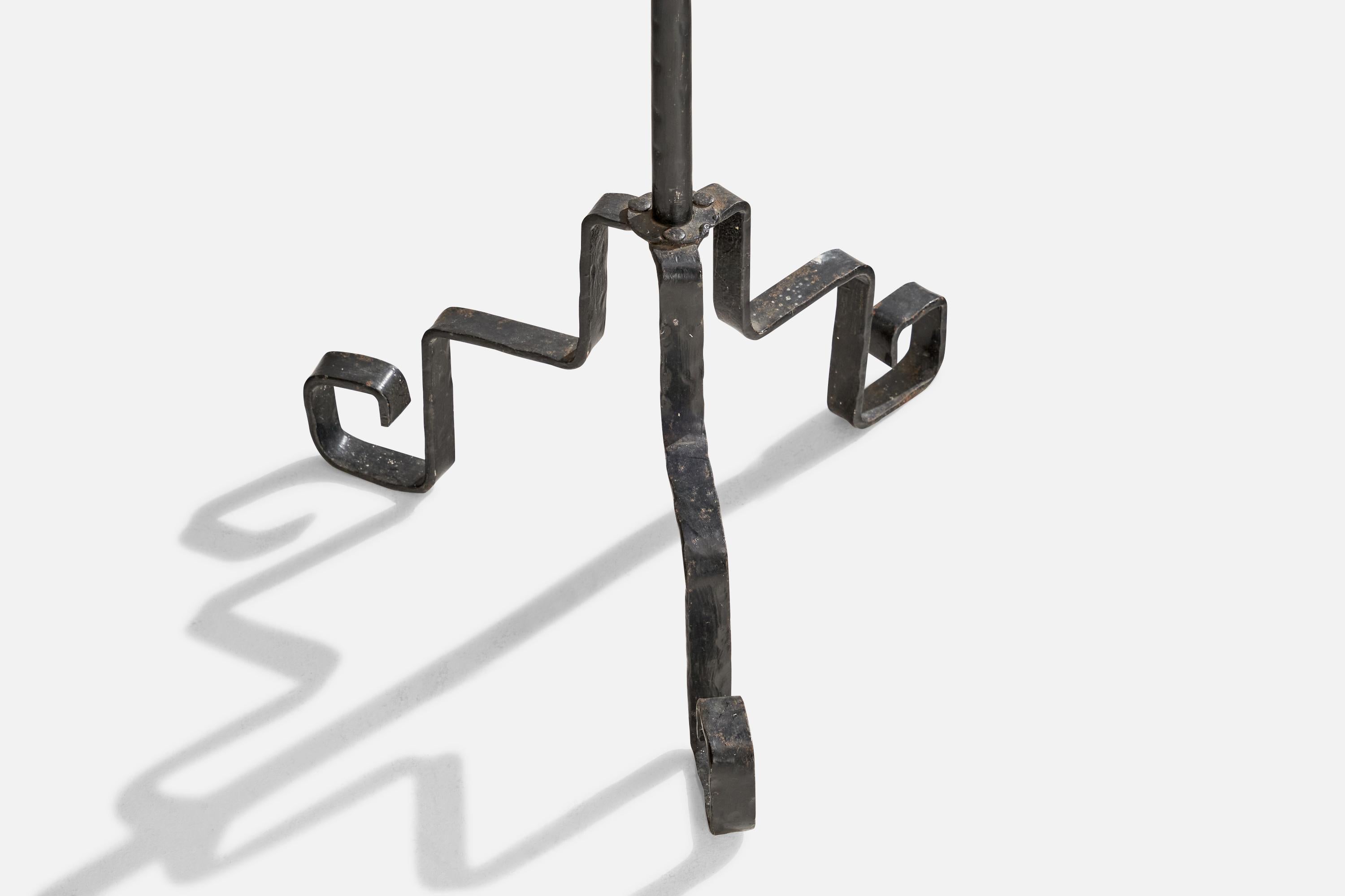 Designer suédois, lampadaire, fer, papier, Suède, années 1940 en vente 1