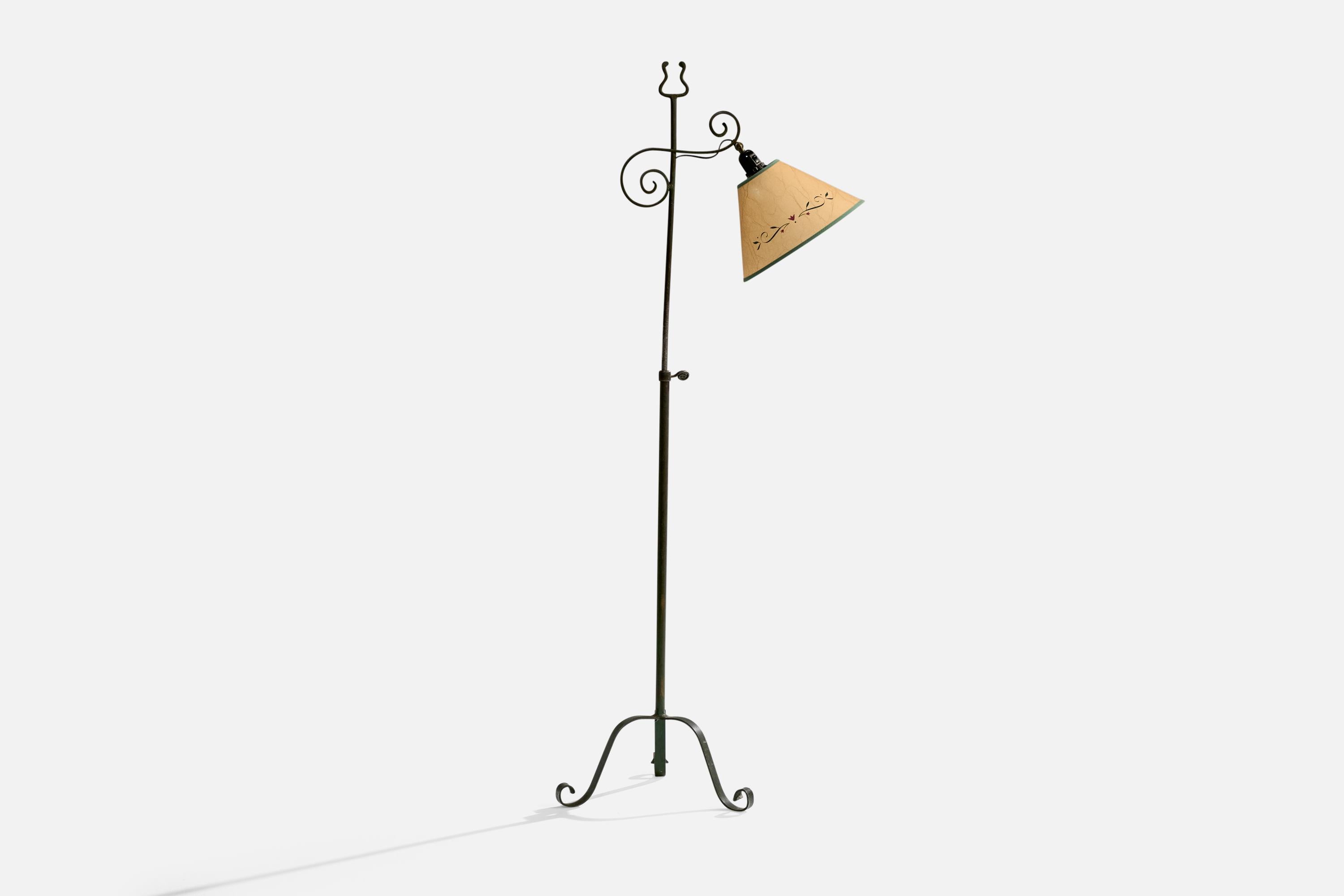 Lampadaire en fer peint en vert et en papier parcheminé beige, conçu et produit en Suède, vers les années 1940.

Dimensions de la lampe avec abat-jour (pouces) : 61.75