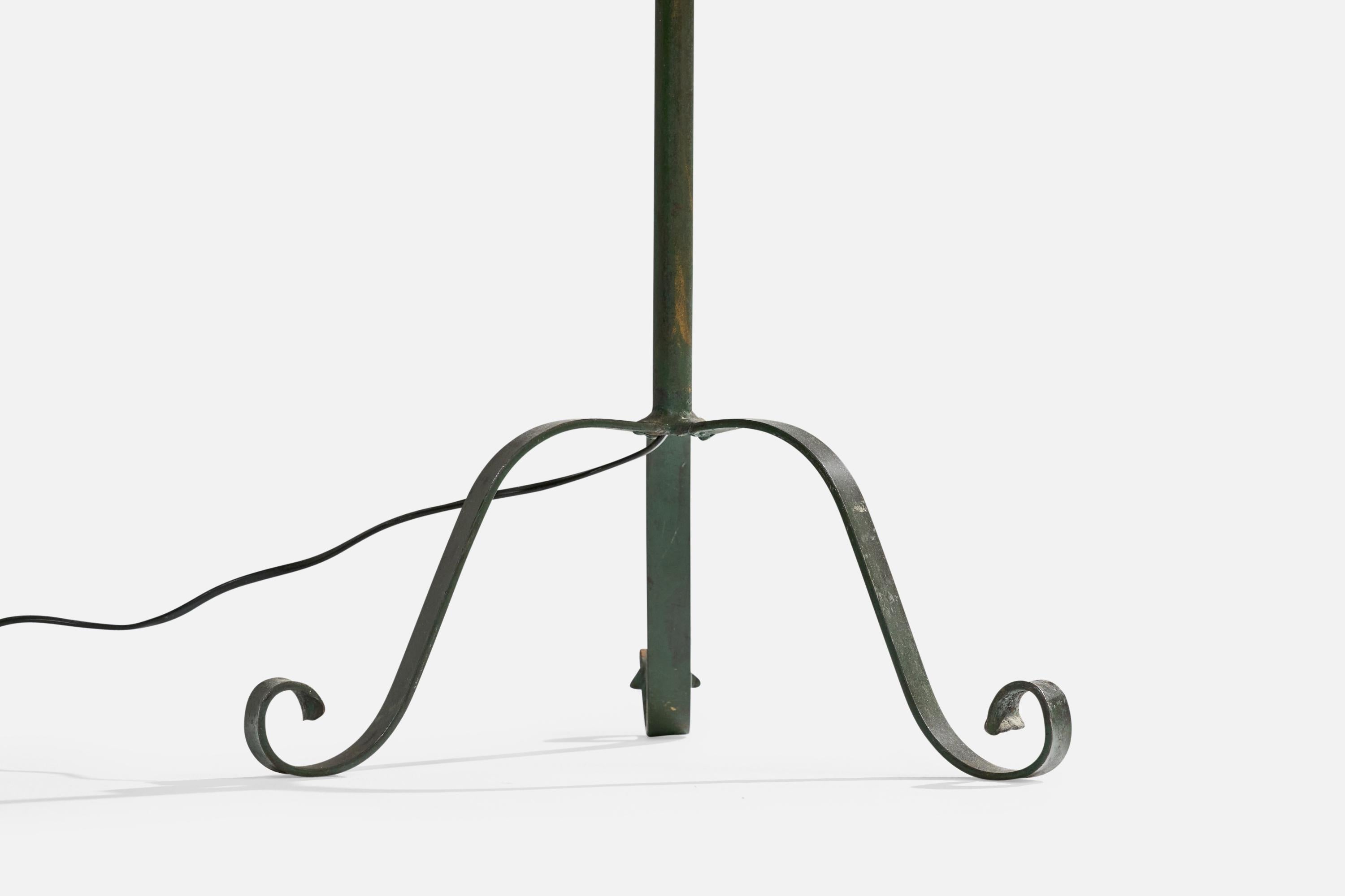 Scandinave moderne Designer suédois, lampadaire, fer, parchemin, Suède, années 1940 en vente