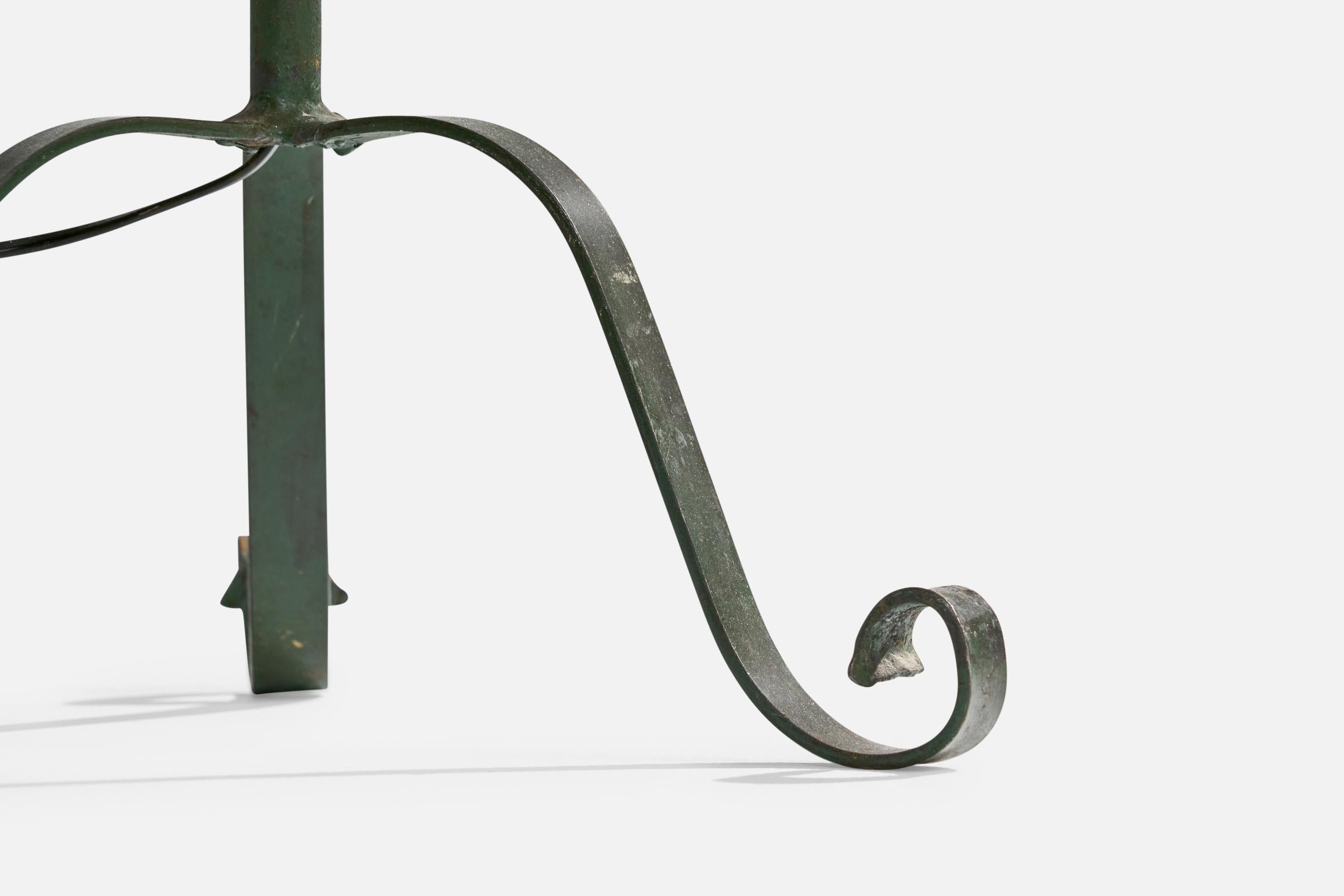 Suédois Designer suédois, lampadaire, fer, parchemin, Suède, années 1940 en vente