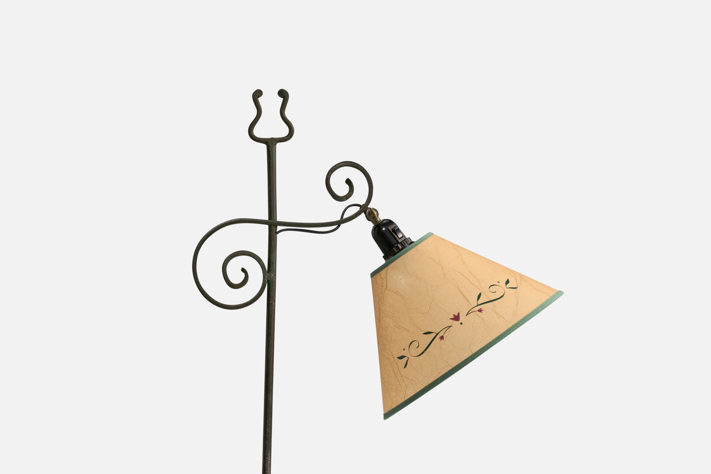 Designer suédois, lampadaire, fer, parchemin, Suède, années 1940 Bon état - En vente à High Point, NC