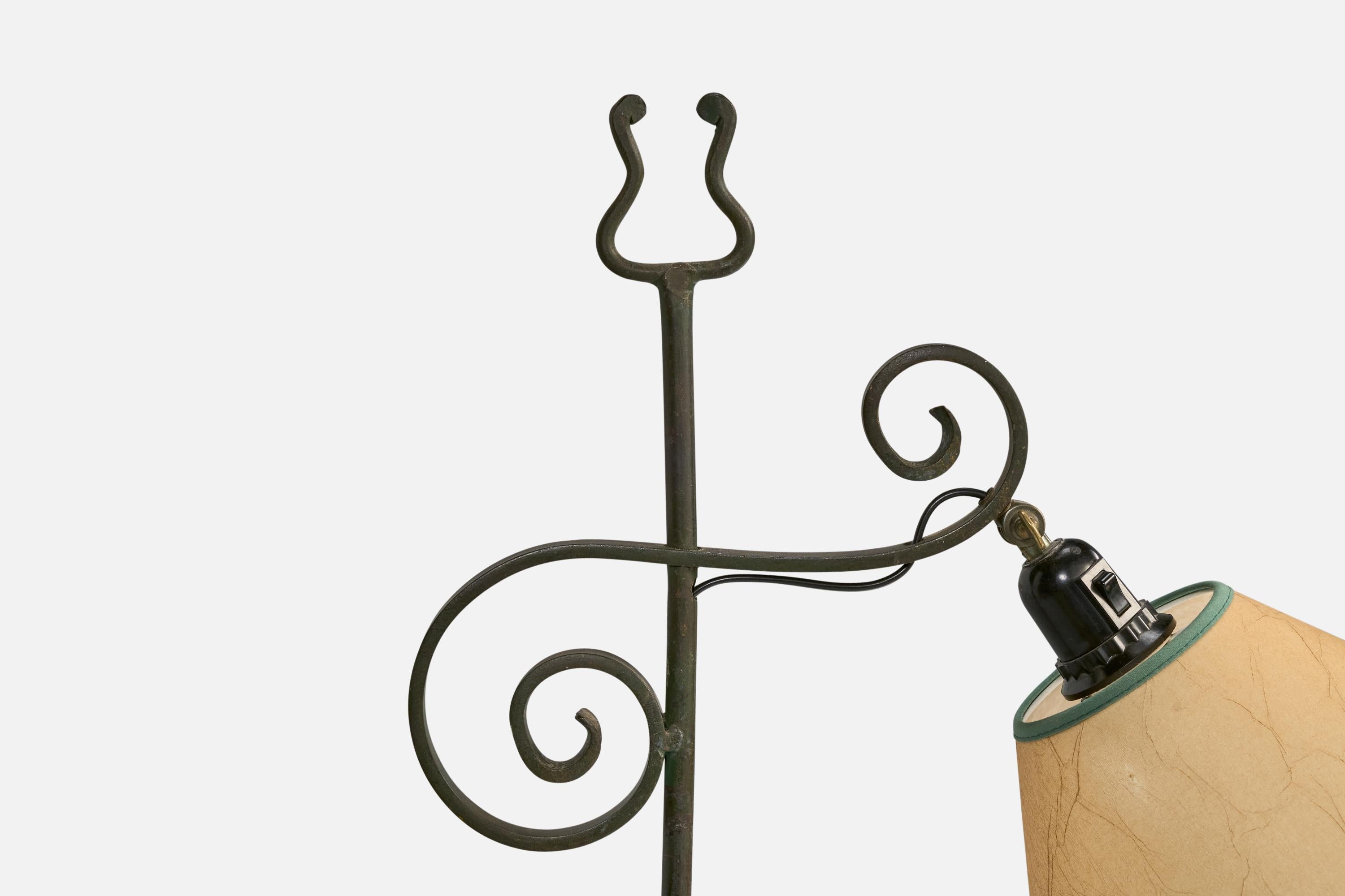 Designer suédois, lampadaire, fer, parchemin, Suède, années 1940 en vente 1
