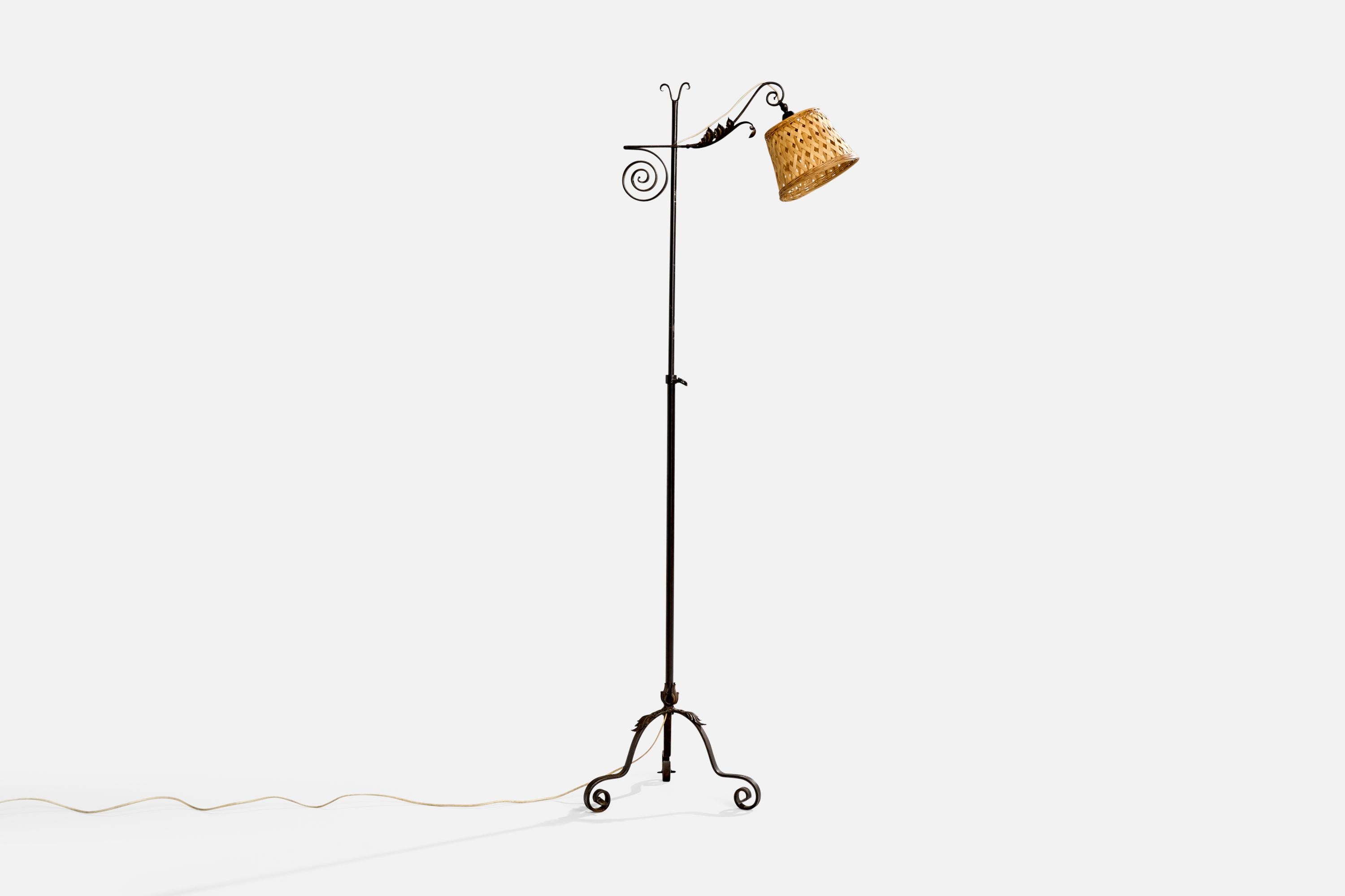 Lámpara de pie regulable de hierro y ratán, diseñada y fabricada en Suecia, c. década de 1940.

Dimensiones de la lámpara con pantalla (pulgadas): 66,7