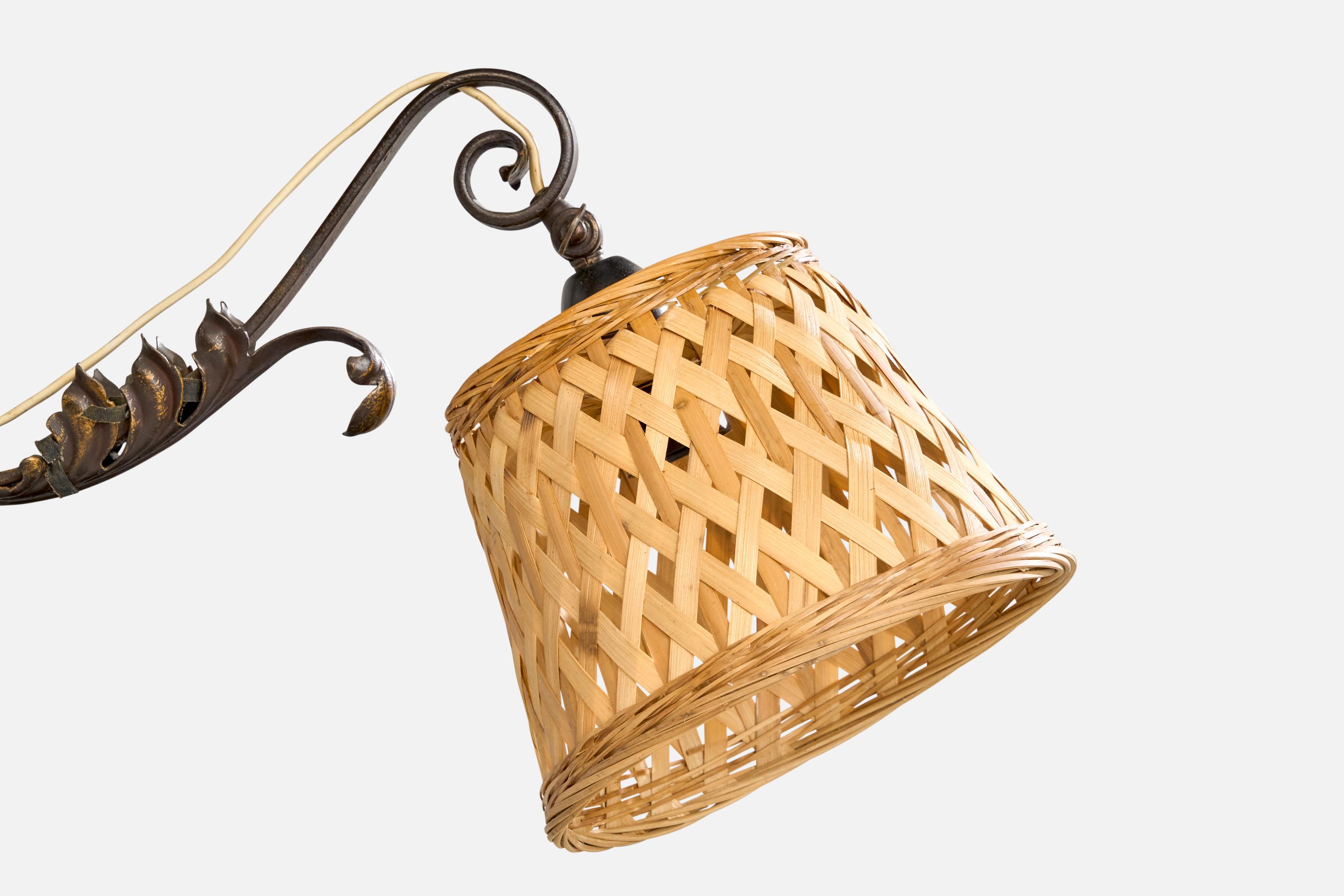 Diseñador sueco, lámpara de pie, hierro, ratán, Suecia, años 40 en Bueno estado para la venta en High Point, NC