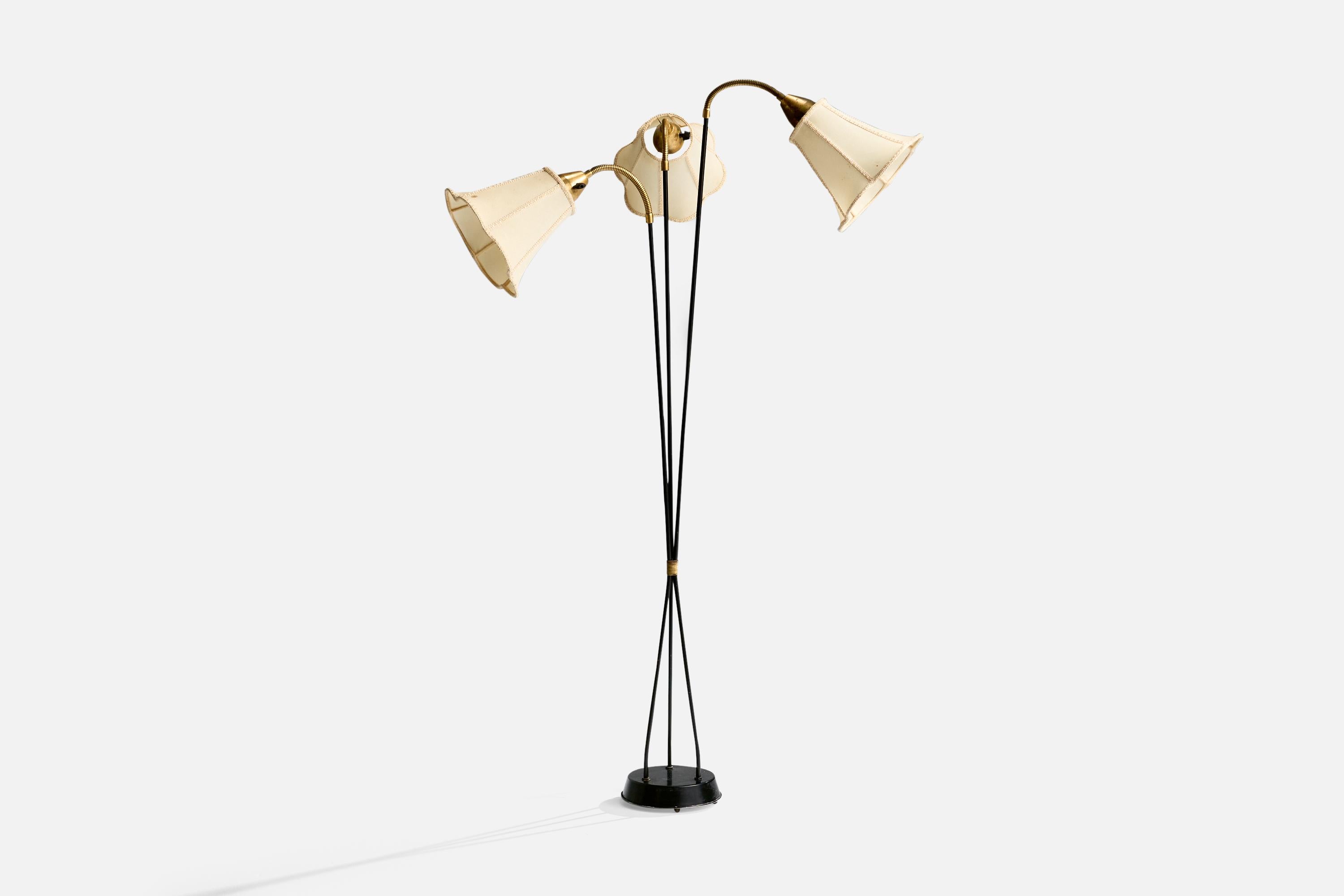 Lampadaire réglable en laiton, métal laqué noir et tissu beige, conçu et produit en Suède, vers les années 1950.

Légères taches sur les abat-jour en tissu. Usure du métal.

Dimensions de la lampe avec abat-jour (pouces) : 69.25