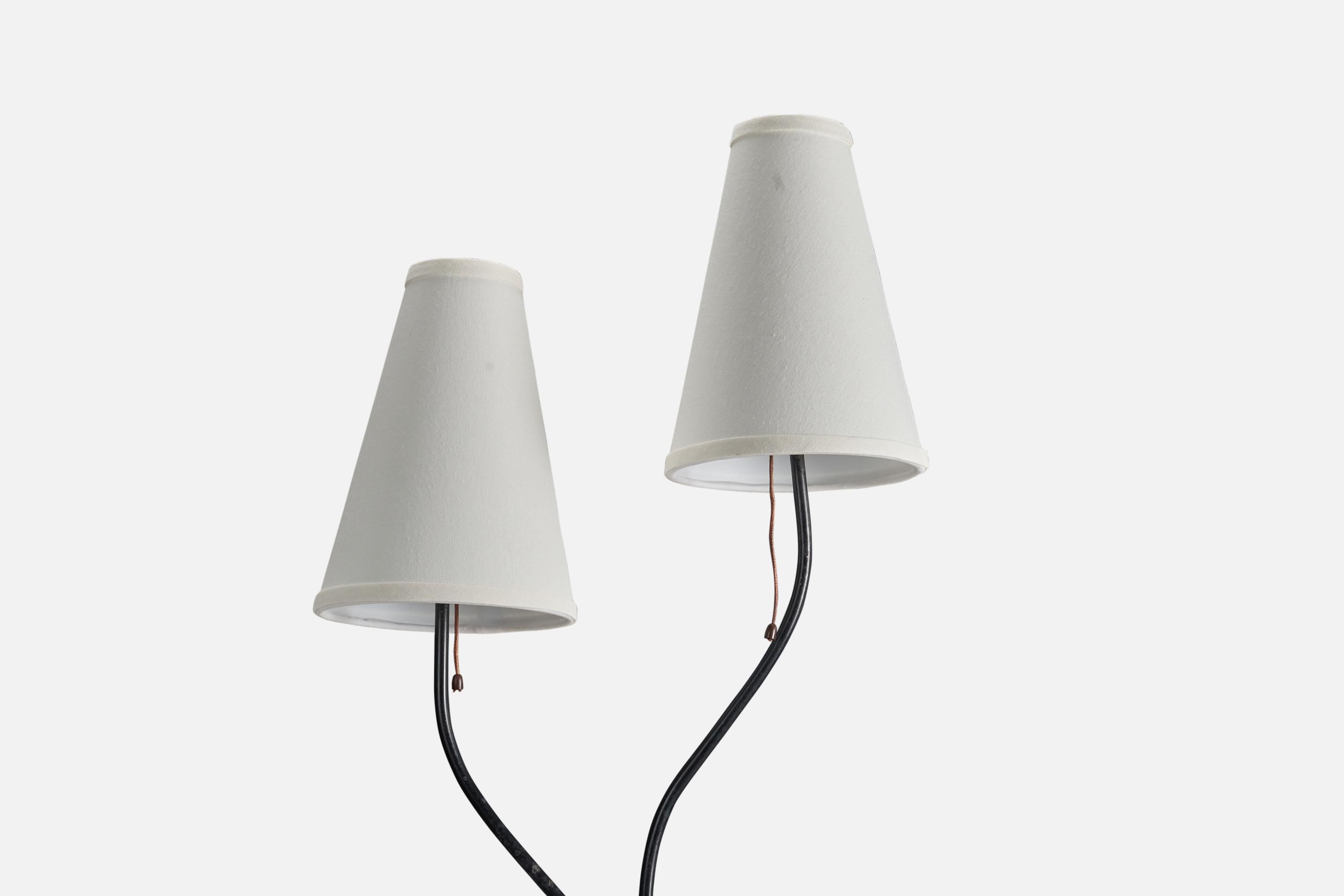 Mid-Century Modern Designer suédois, lampadaire, métal, laiton, tissu, Suède, années 1950 en vente