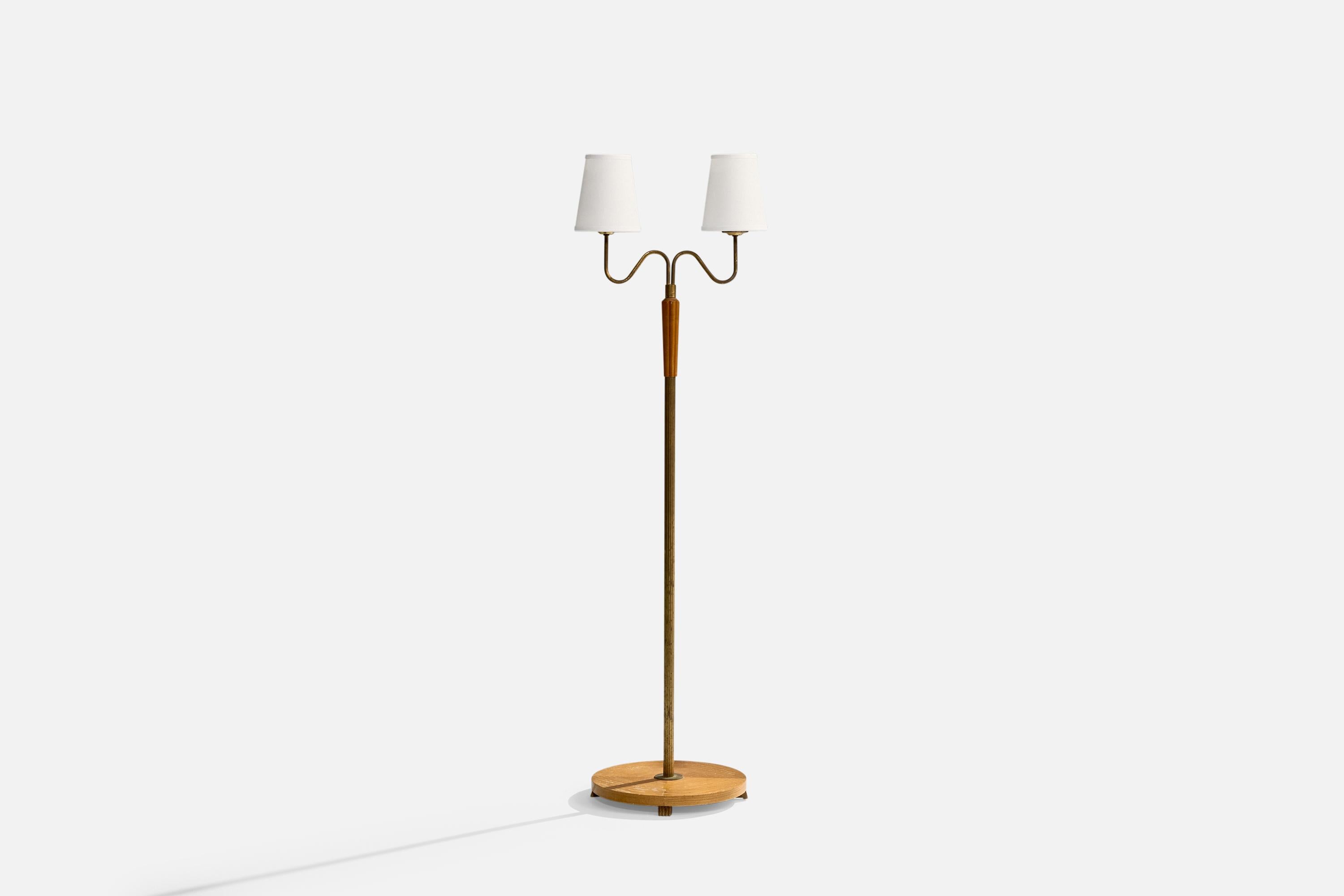 Lampada da terra in ottone, quercia e tessuto bianco progettata e prodotta in Svezia, anni '30 circa.

Dimensioni della lampada con paralume (pollici): 60