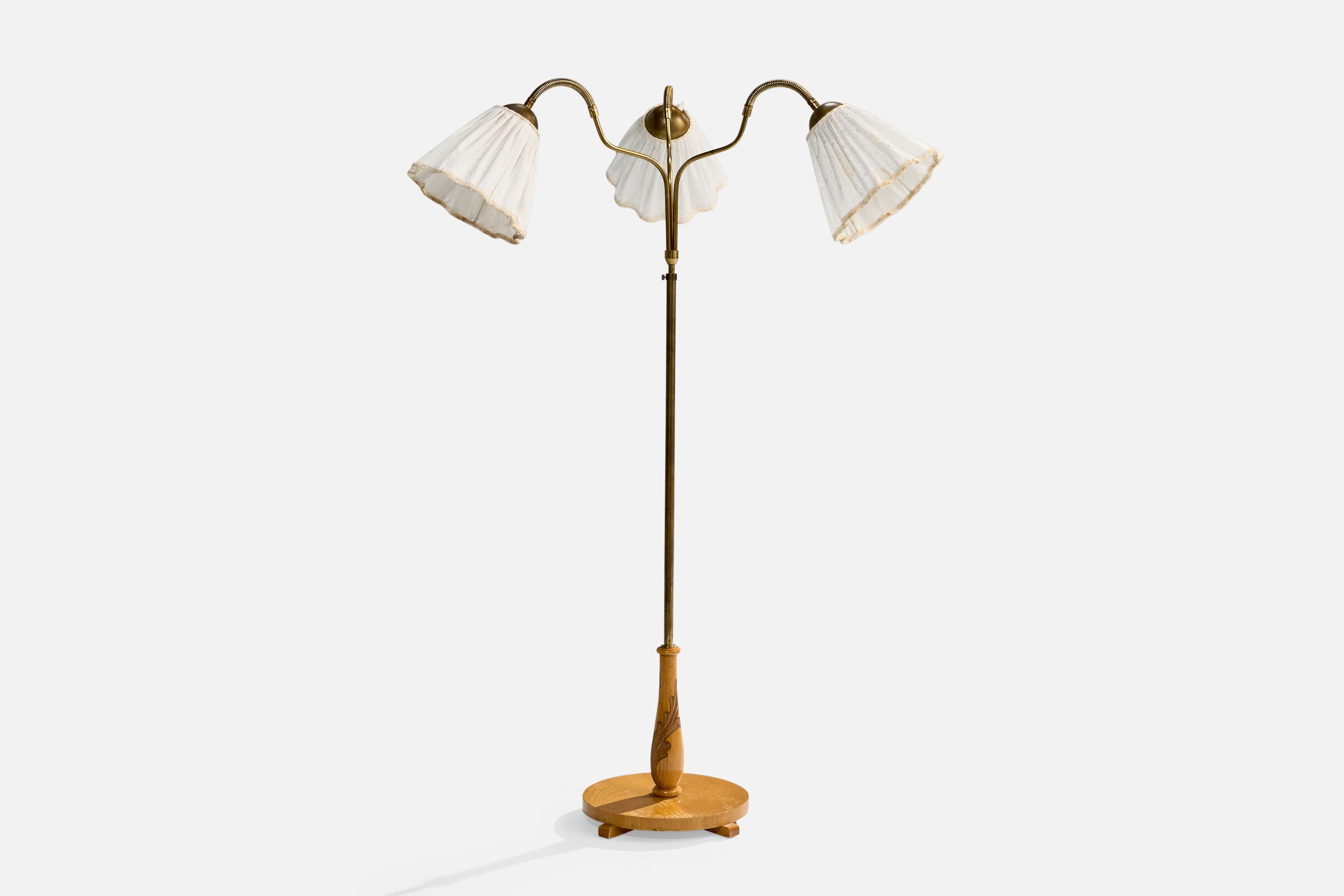 Una lampada da terra regolabile in ottone, quercia e tessuto bianco progettata e prodotta in Svezia, negli anni '30 circa.

Paralumi d'epoca in discrete condizioni, ideali per essere recuperati o sostituiti.

Dimensioni della lampada con paralume