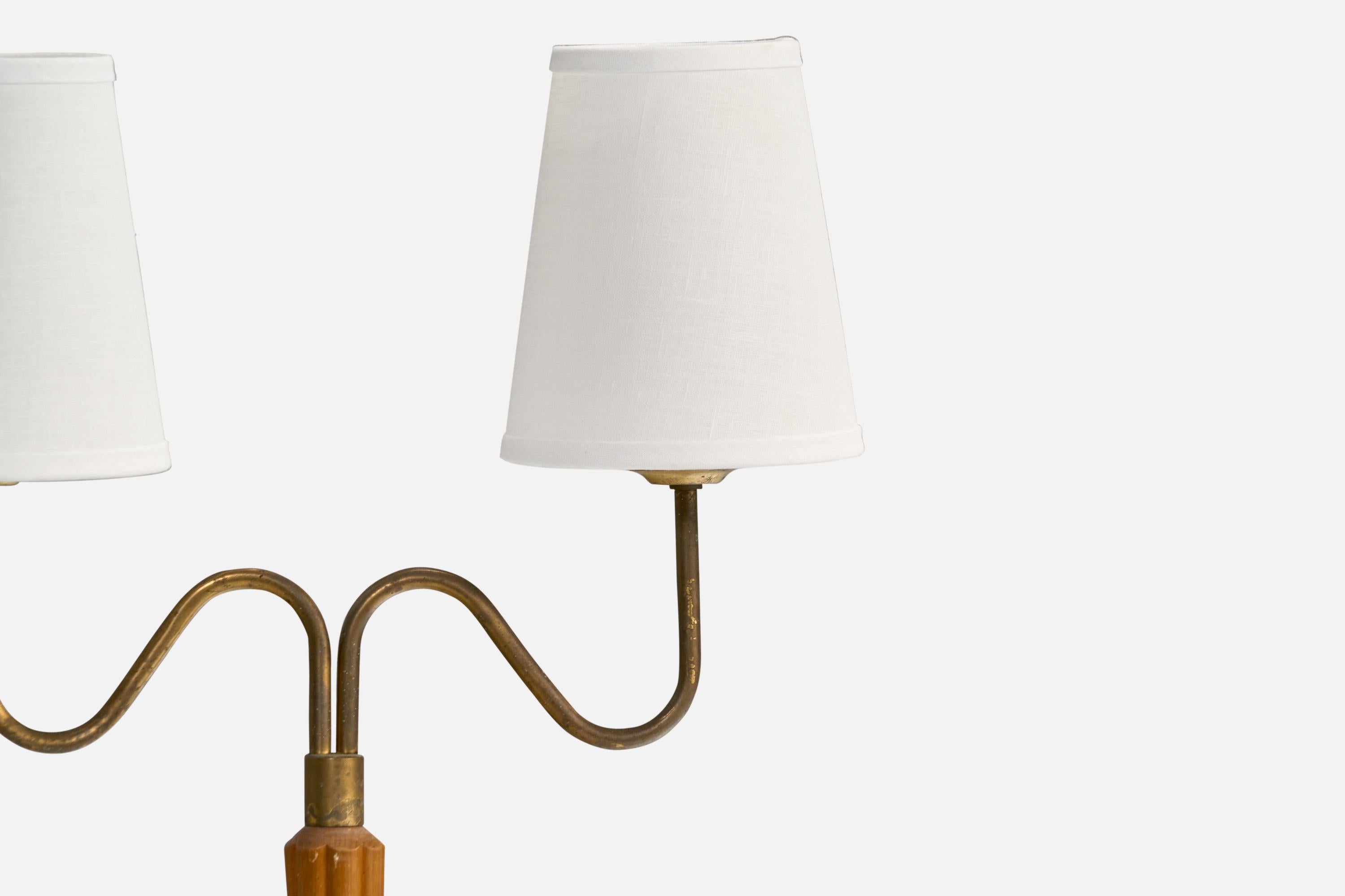 Metà XX secolo Lampada da terra di design svedese, Oak, ottone, tessuto, Svezia, anni '1930 in vendita