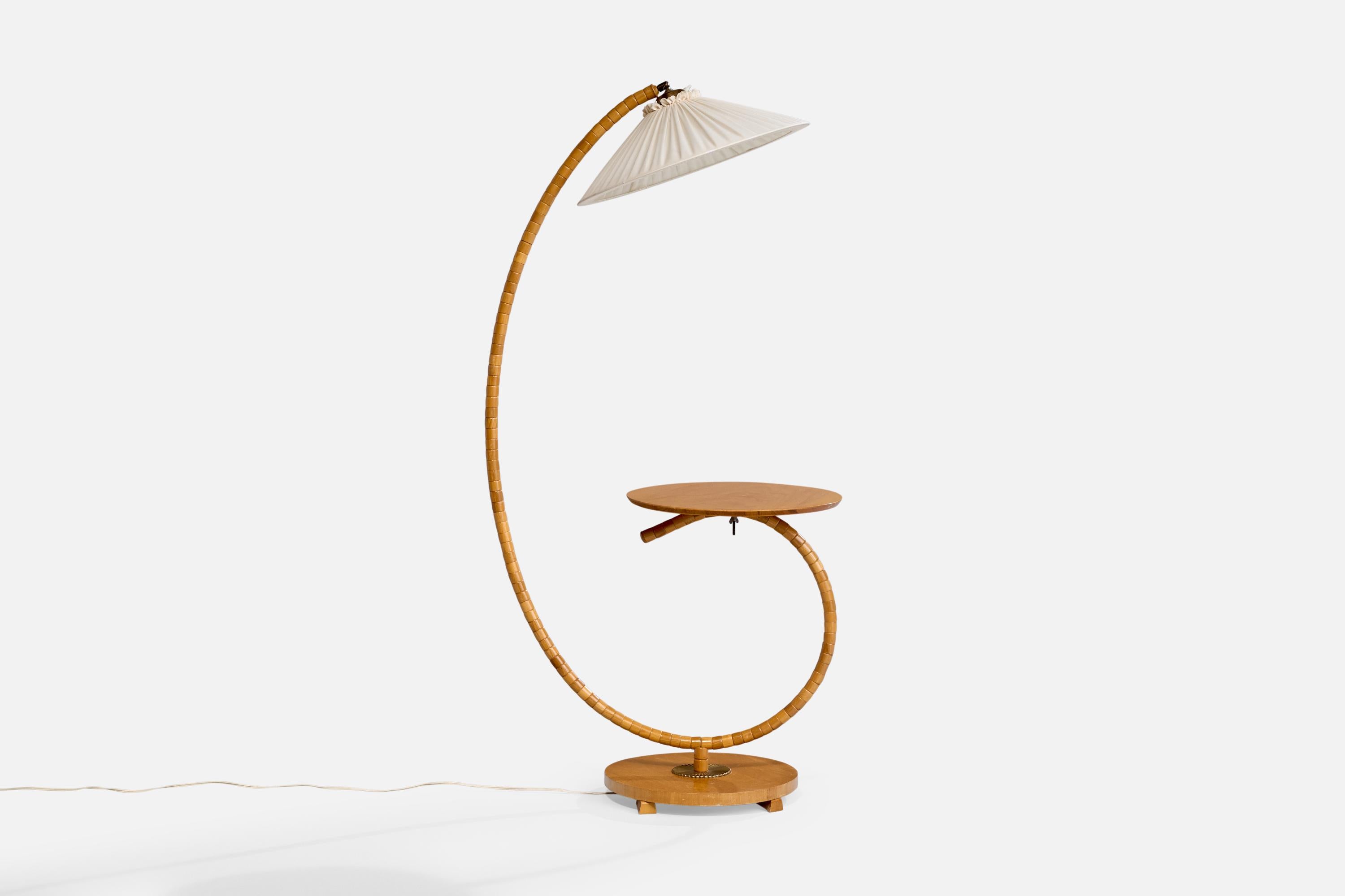 Lampada da terra o tavolo da lampada in Oak, ottone e tessuto bianco sporco, progettata e prodotta in Svezia, negli anni '40 circa.

Dimensioni della lampada con paralume (pollici): 58,25