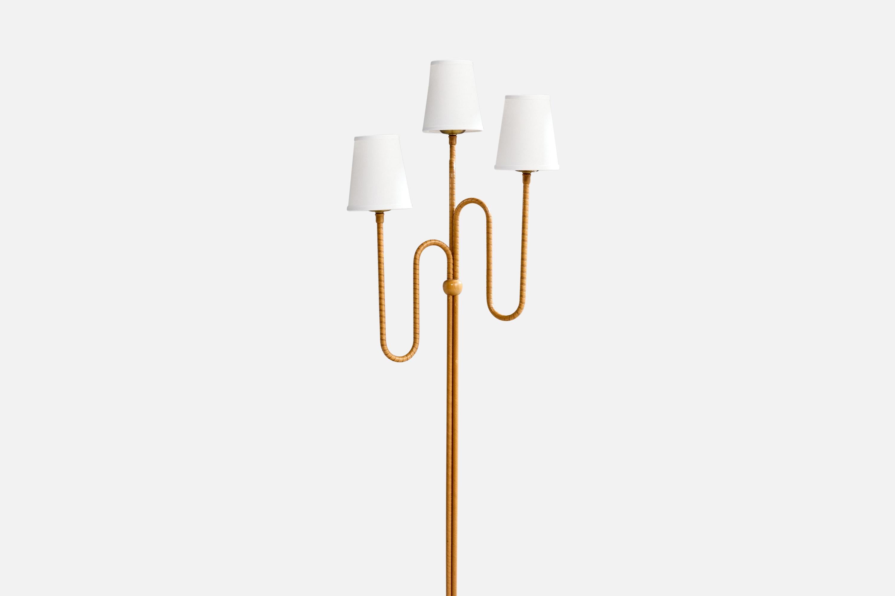 Lampadaire en chêne, laiton et tissu blanc, conçu et produit en Suède, vers les années 1940.

Dimensions de la lampe avec abat-jour (pouces) : 59.0 