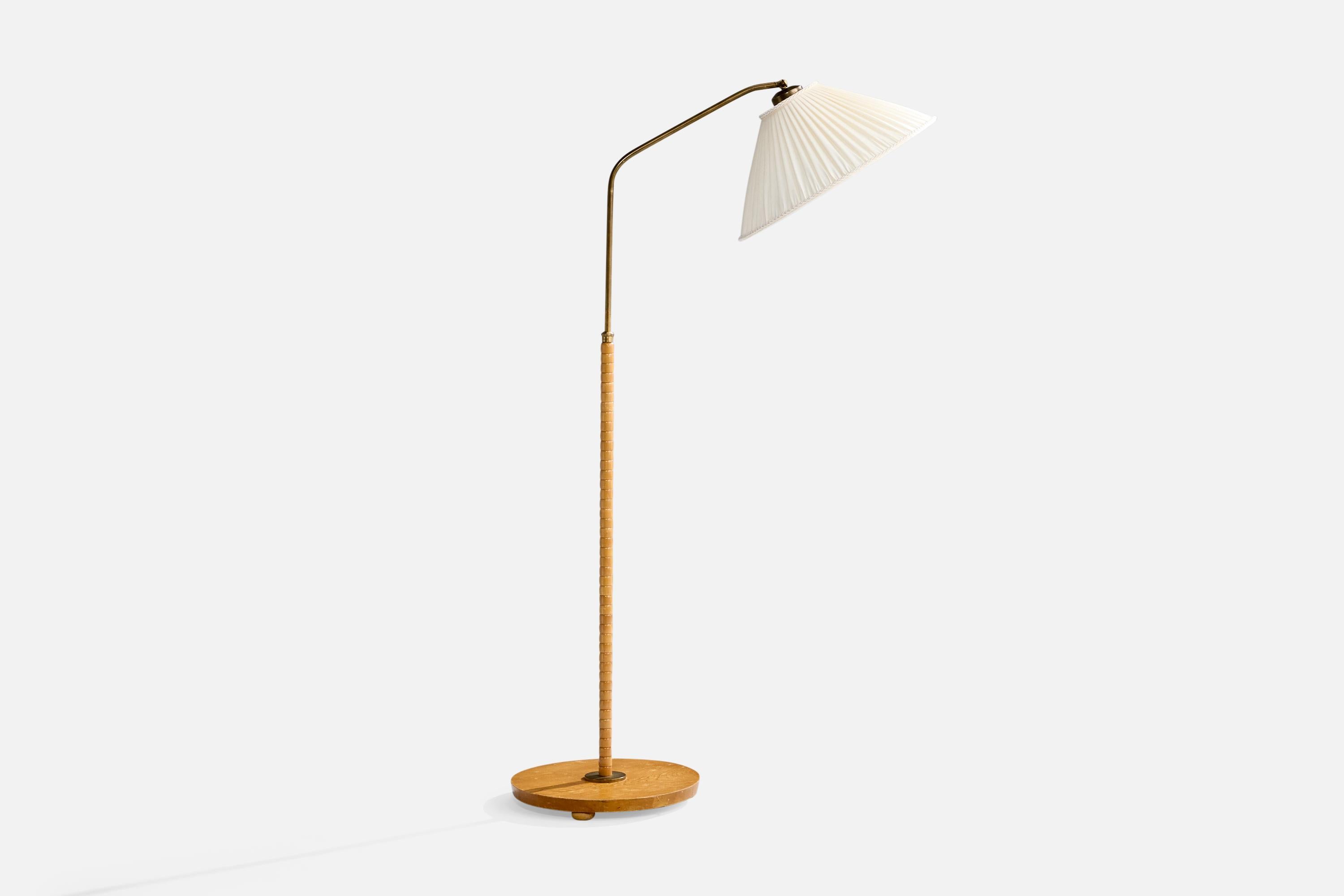 Lampadaire en chêne, laiton et tissu blanc, conçu et produit en Suède, vers les années 1940.

Dimensions de la lampe avec abat-jour (pouces) : 50.5 