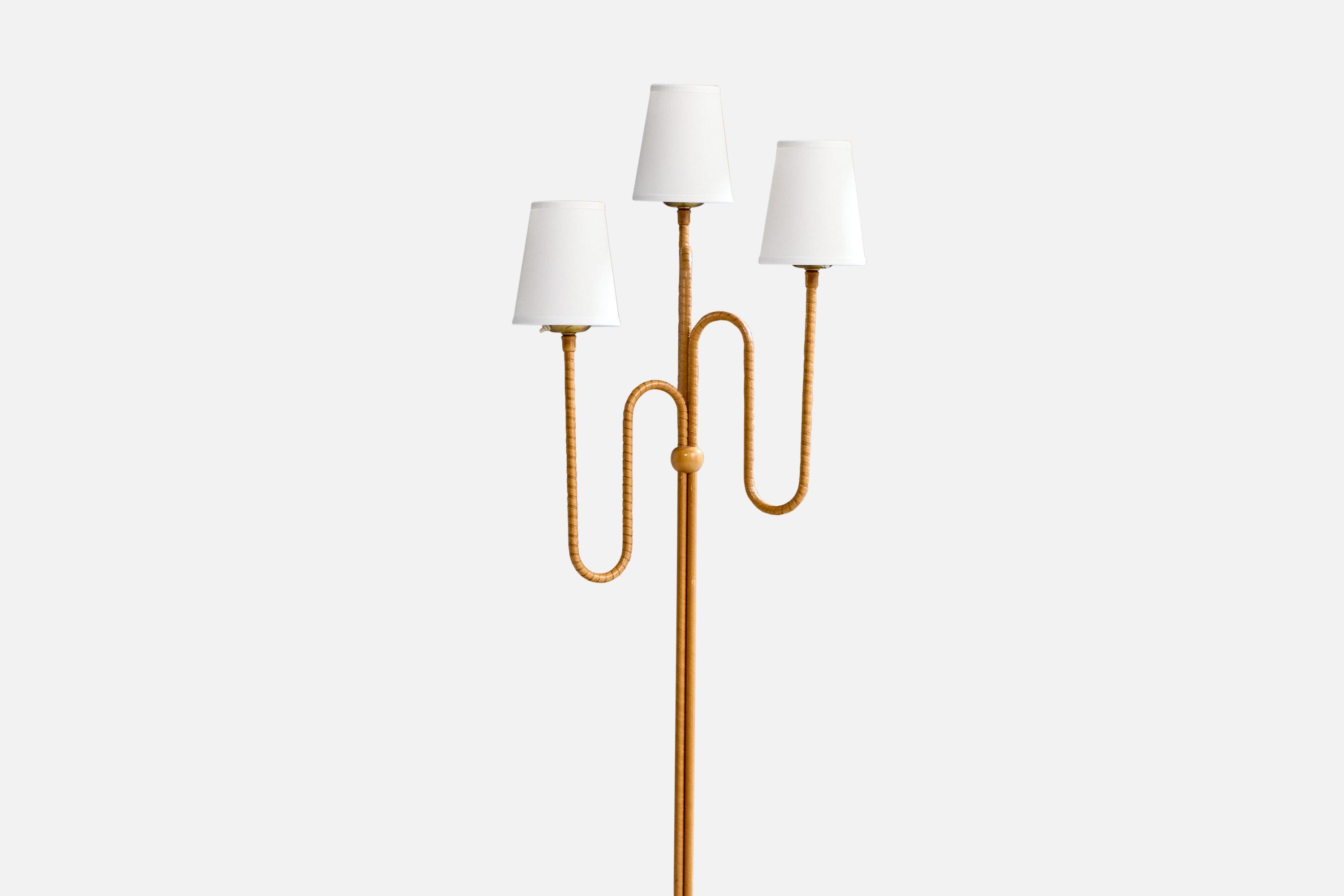 Scandinave moderne Designer suédois, lampadaire, chêne, laiton, tissu, Suède, années 1940 en vente