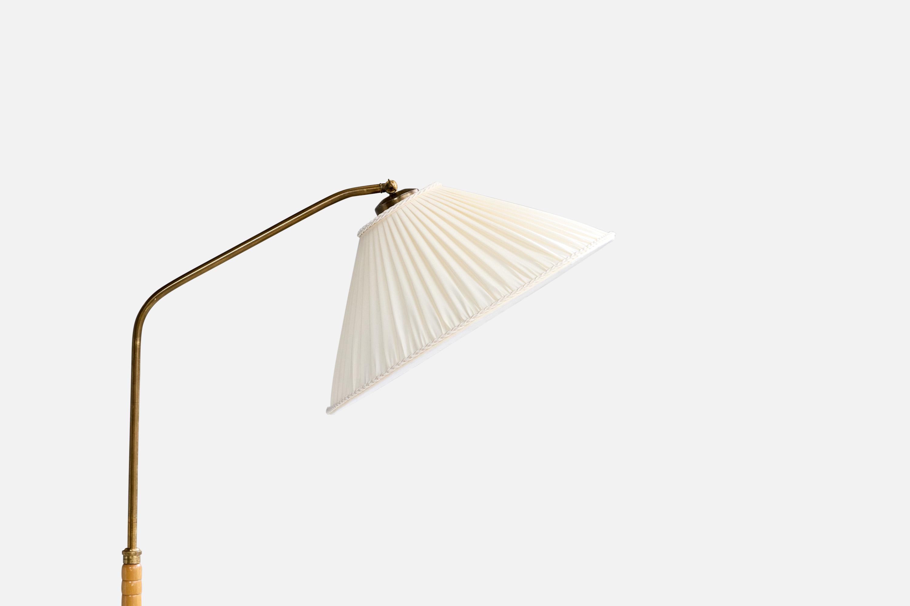 Scandinave moderne Designer suédois, lampadaire, chêne, laiton, tissu, Suède, années 1940 en vente