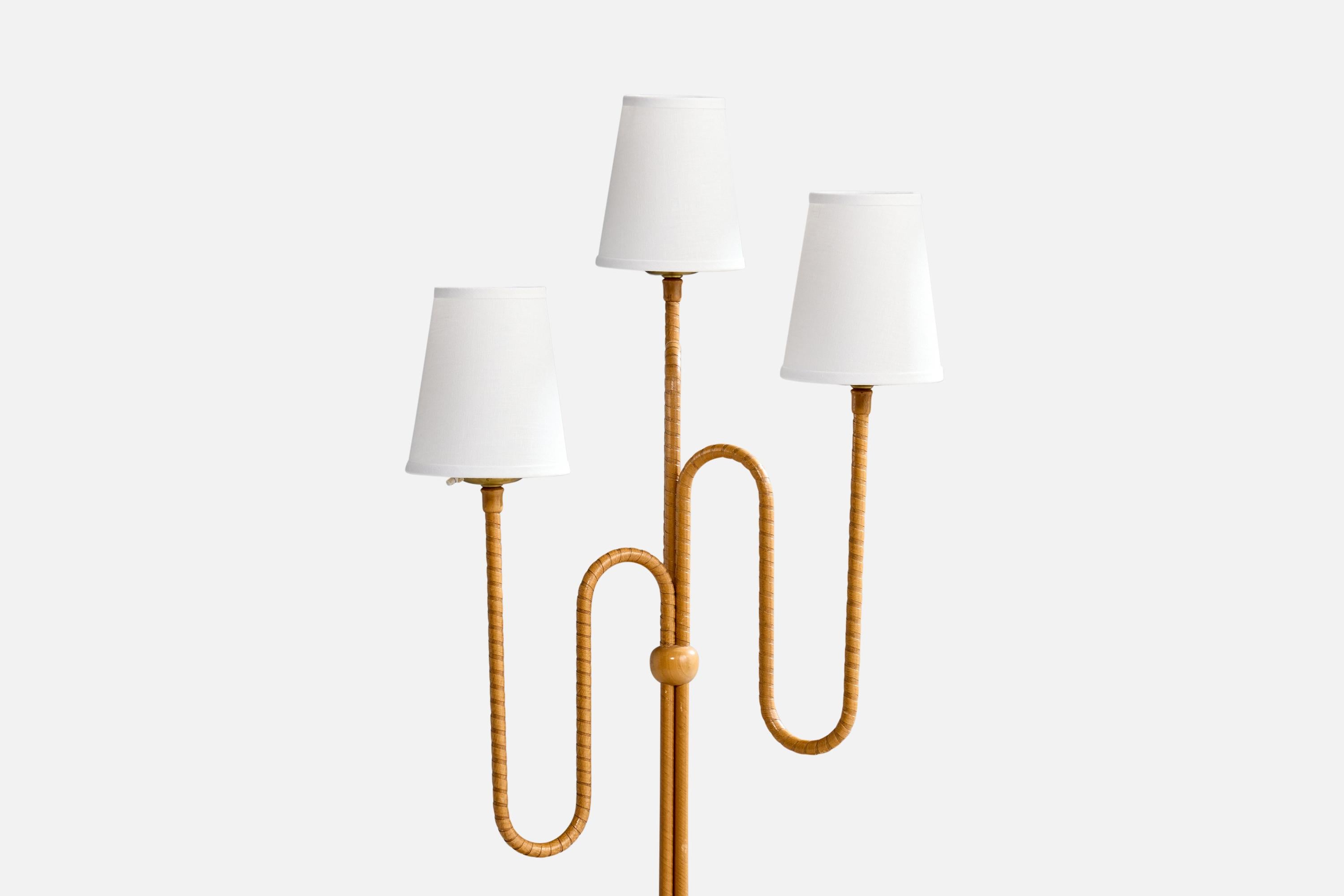 Suédois Designer suédois, lampadaire, chêne, laiton, tissu, Suède, années 1940 en vente