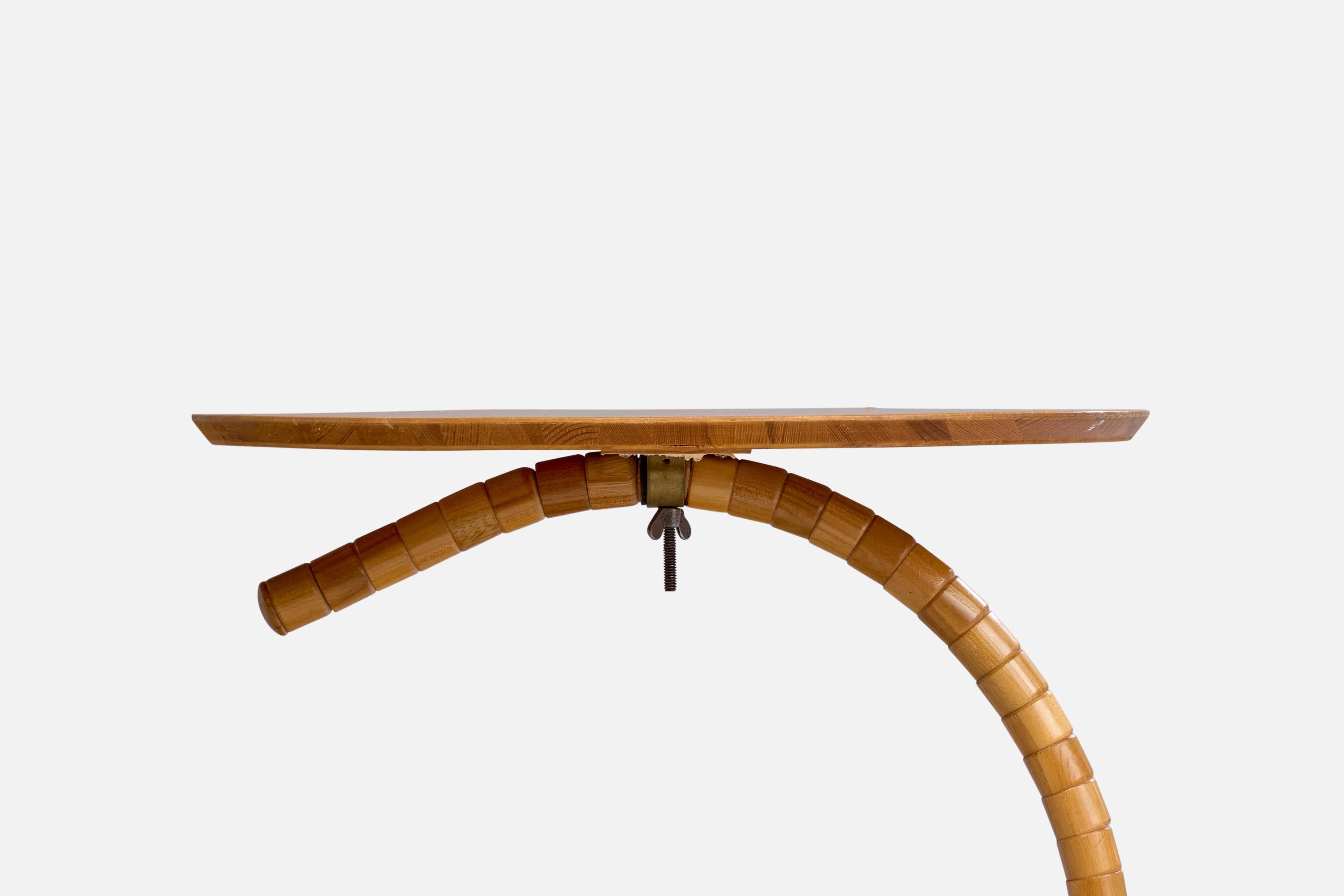 Lampada da terra di design svedese, Oak, ottone, tessuto, Svezia, anni '40 In condizioni buone in vendita a High Point, NC