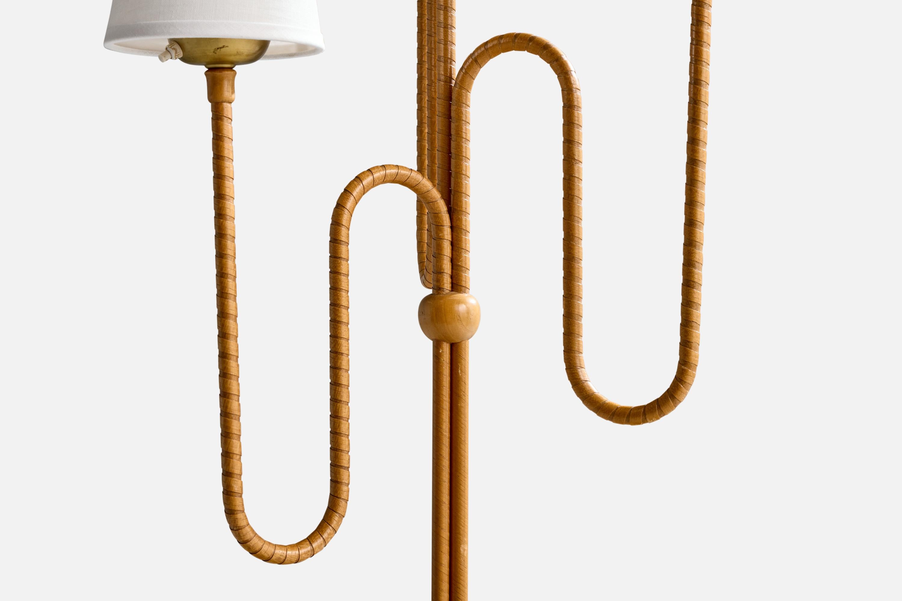 Designer suédois, lampadaire, chêne, laiton, tissu, Suède, années 1940 Bon état - En vente à High Point, NC