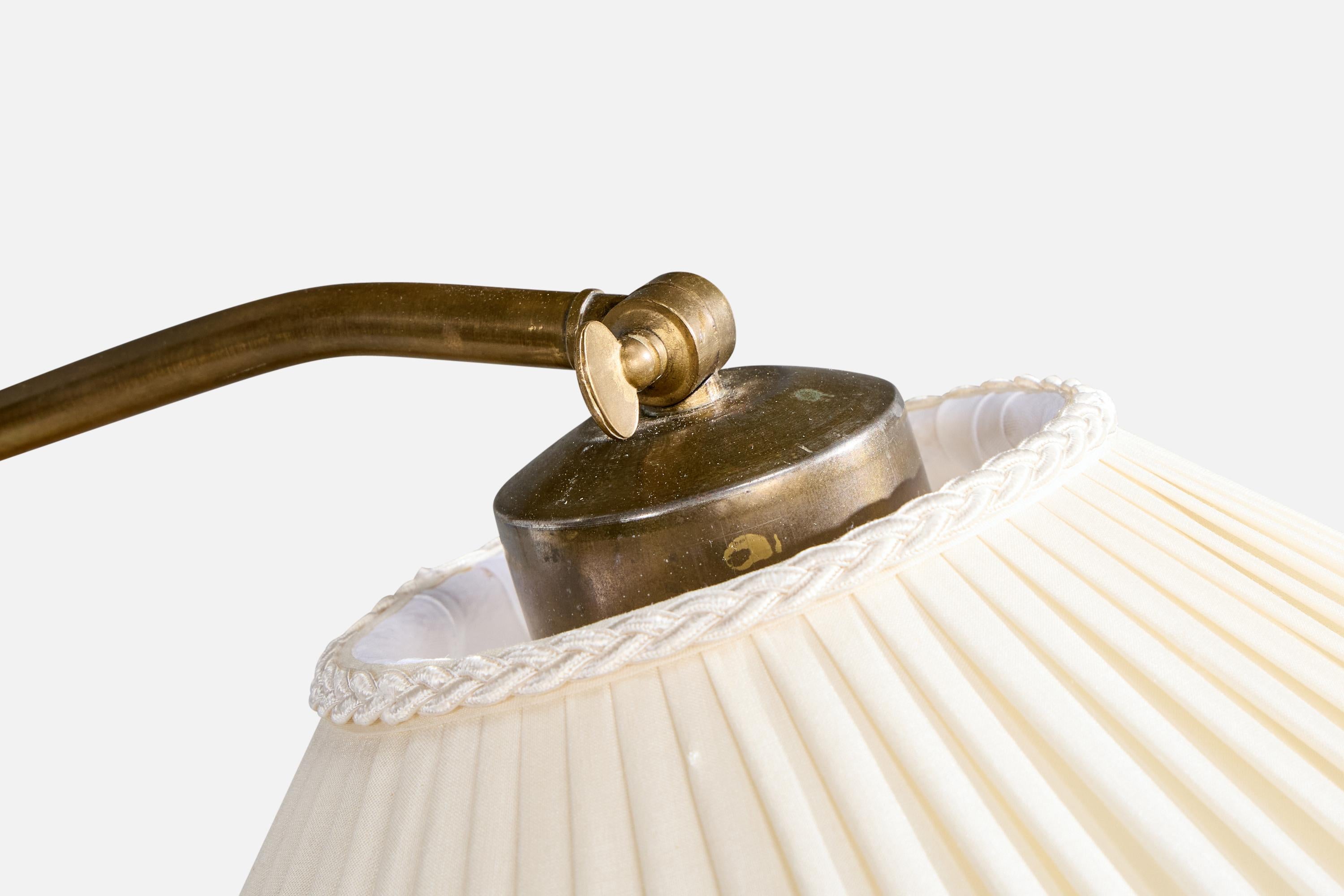Designer suédois, lampadaire, chêne, laiton, tissu, Suède, années 1940 Bon état - En vente à High Point, NC