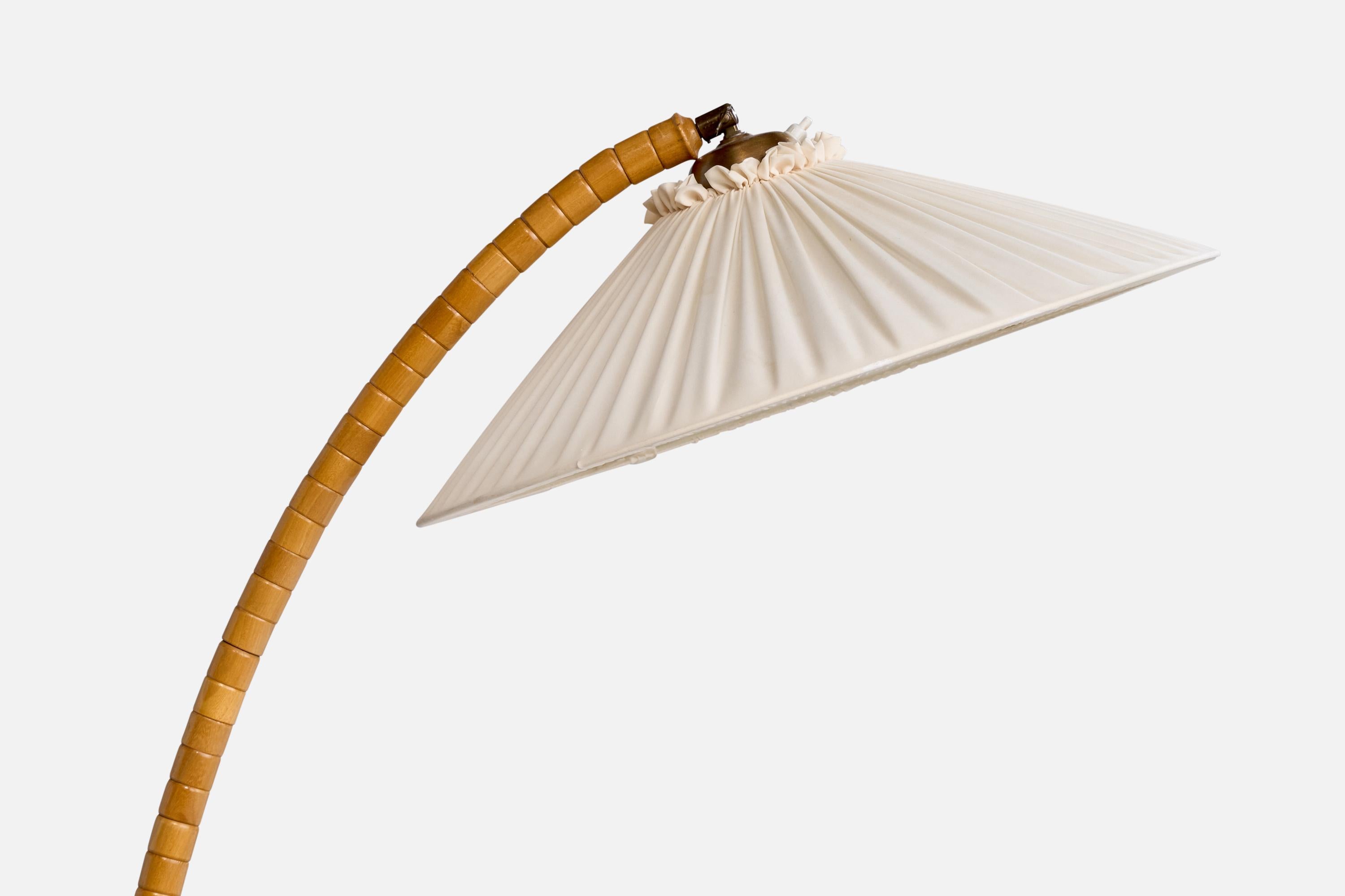 Metà XX secolo Lampada da terra di design svedese, Oak, ottone, tessuto, Svezia, anni '40 in vendita