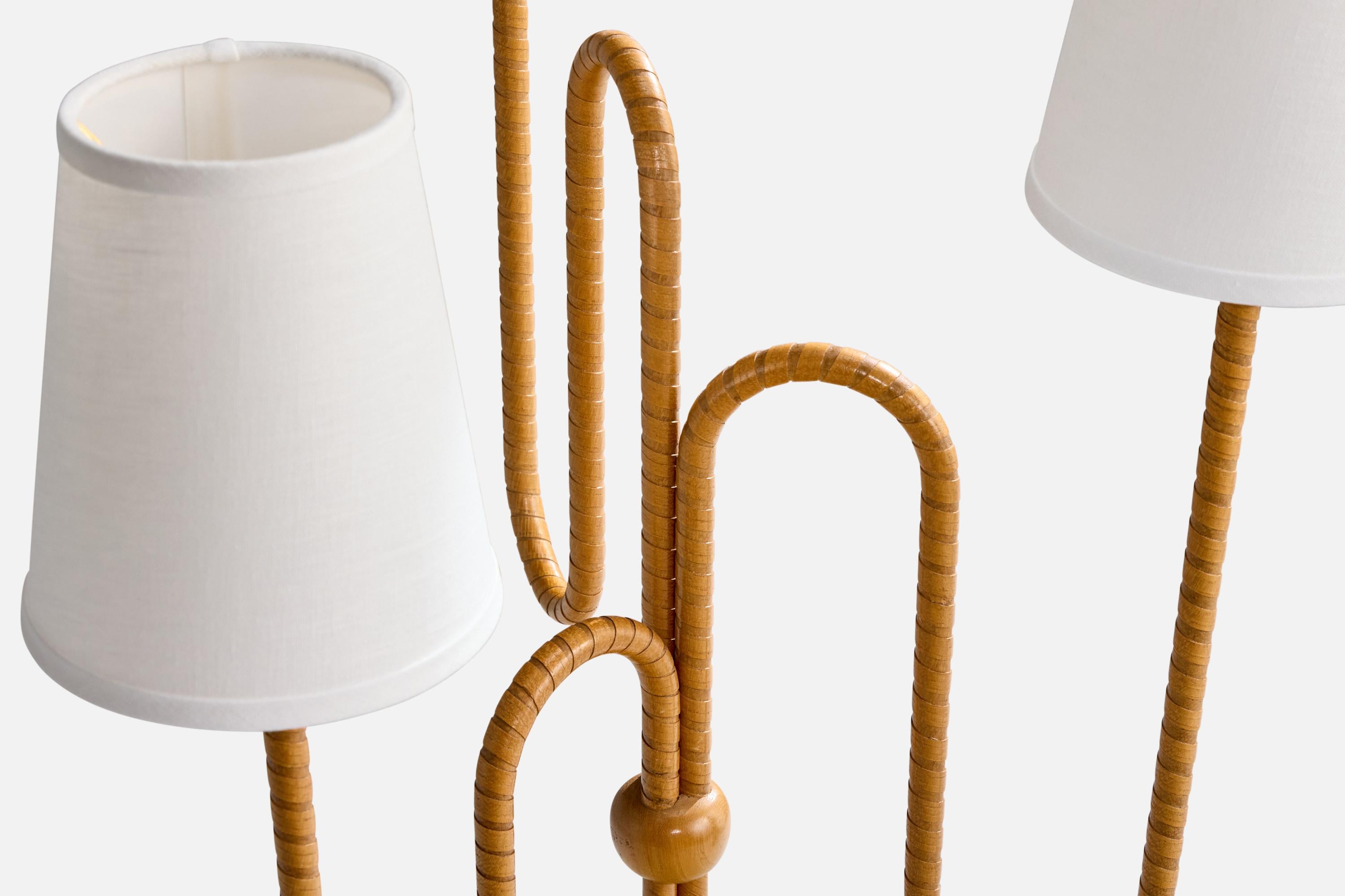 Milieu du XXe siècle Designer suédois, lampadaire, chêne, laiton, tissu, Suède, années 1940 en vente