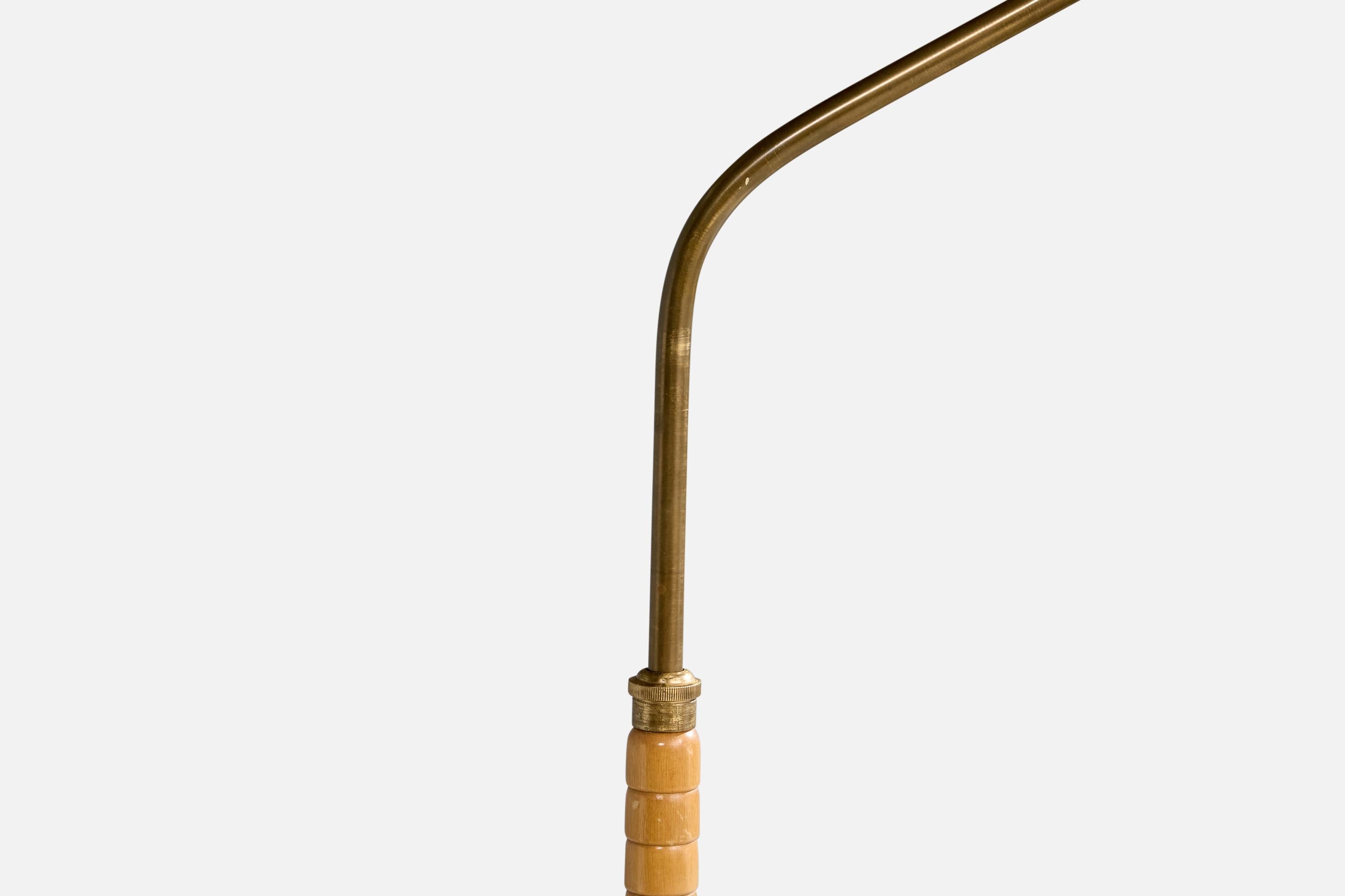 Milieu du XXe siècle Designer suédois, lampadaire, chêne, laiton, tissu, Suède, années 1940 en vente