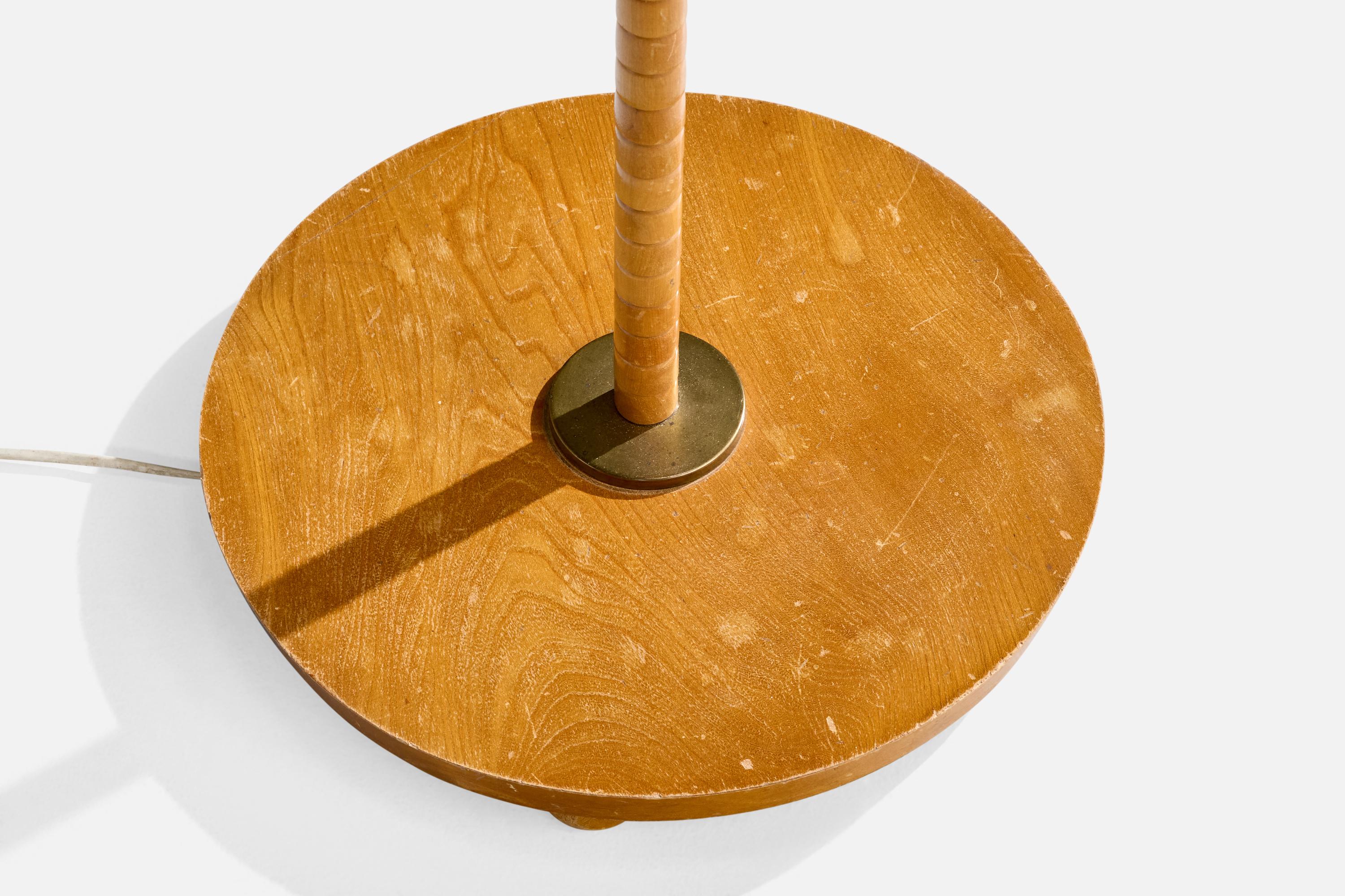 Designer suédois, lampadaire, chêne, laiton, tissu, Suède, années 1940 en vente 1