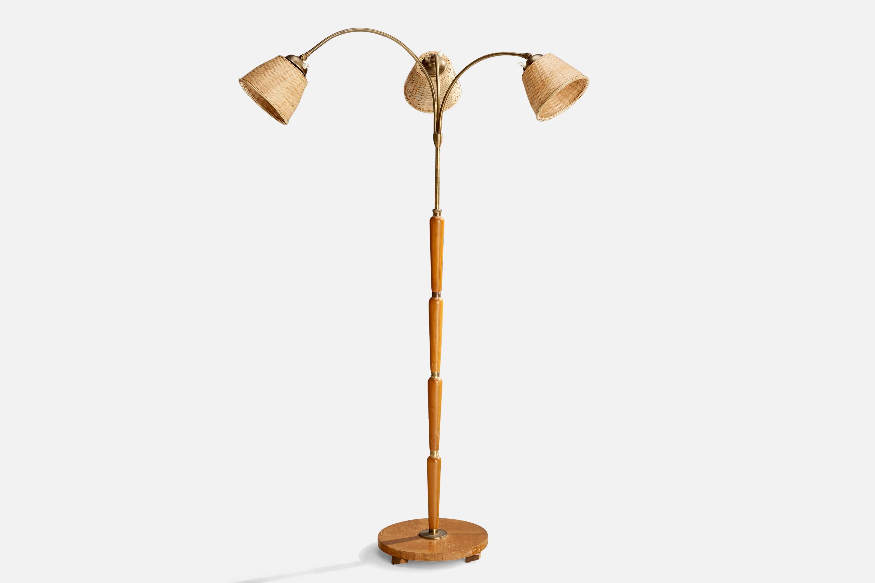 Verstellbare Stehlampe aus Messing, Eiche und Rattan, entworfen und hergestellt in Schweden, ca. 1930er Jahre.

Abmessungen der Lampe mit Schirm (Zoll): 53,375
