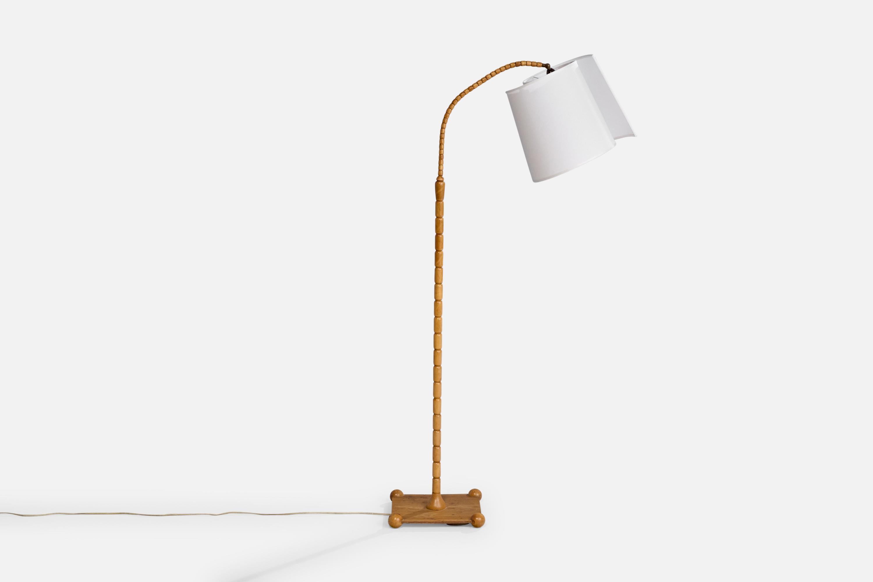 Stehlampe aus Eiche, Messing und weißem Stoff, entworfen und hergestellt in Schweden, ca. 1940er Jahre.

Der Holzsockel weist mäßige Flecken und Verfärbungen auf.

Der Stoffschirm weist an einer Seite leichte Flecken auf. Ersetzter