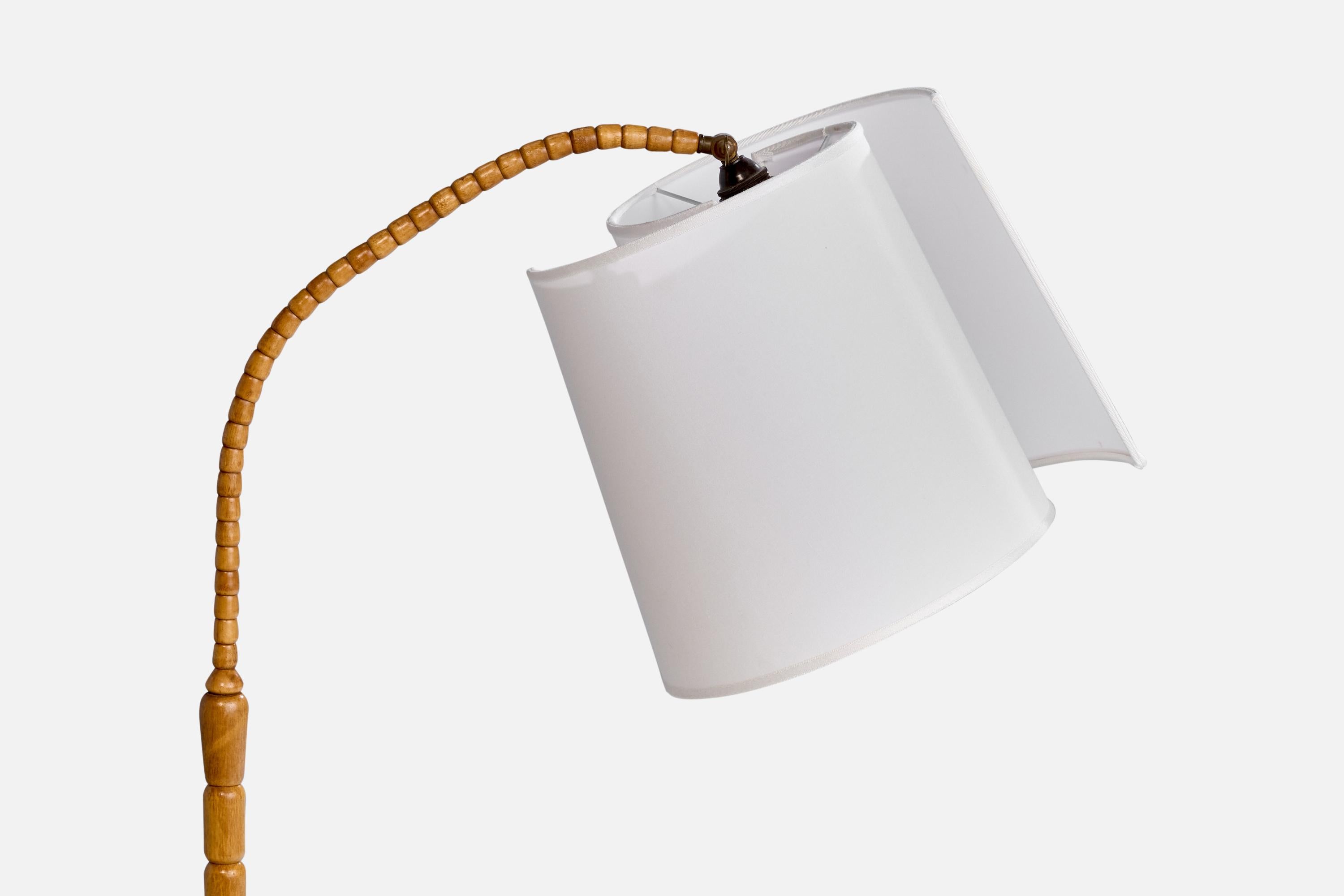 Schwedische Designerin, Stehlampe, Eiche, Stoff, Messing, Schweden, 1940er Jahre (Skandinavische Moderne) im Angebot