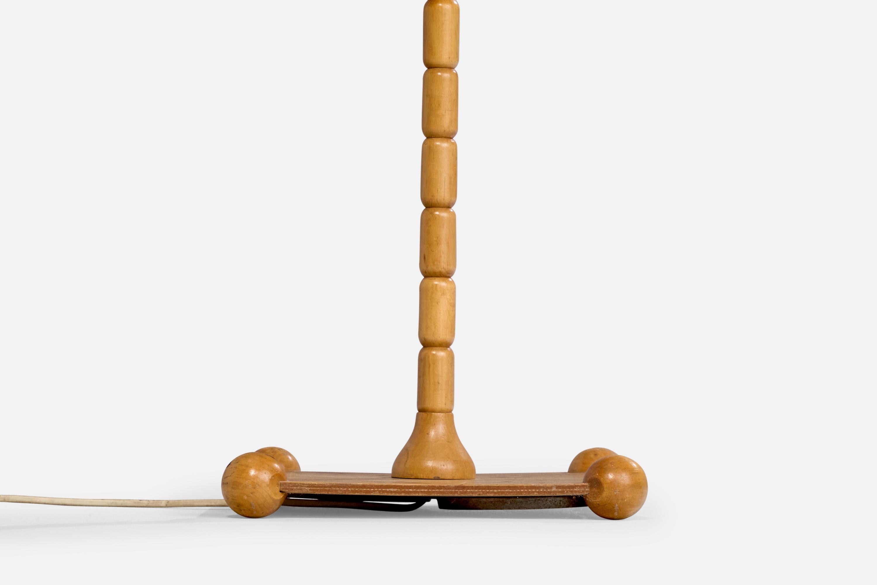 Schwedische Designerin, Stehlampe, Eiche, Stoff, Messing, Schweden, 1940er Jahre im Angebot 3