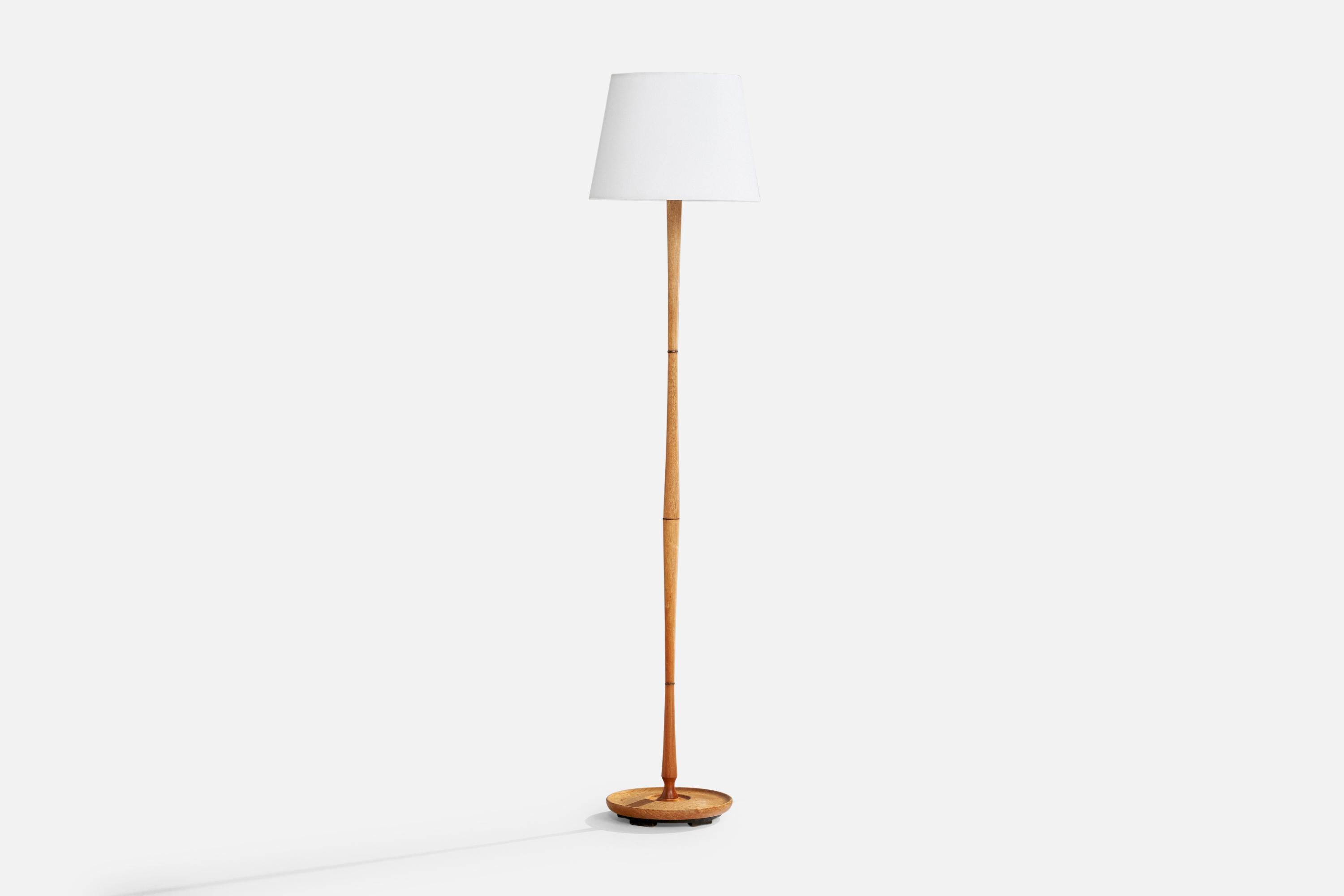 Stehlampe aus Eiche und weißem Stoff, entworfen und hergestellt in Schweden, ca. 1950er Jahre.

Abmessungen der Lampe mit Schirm (Zoll): 53,1
