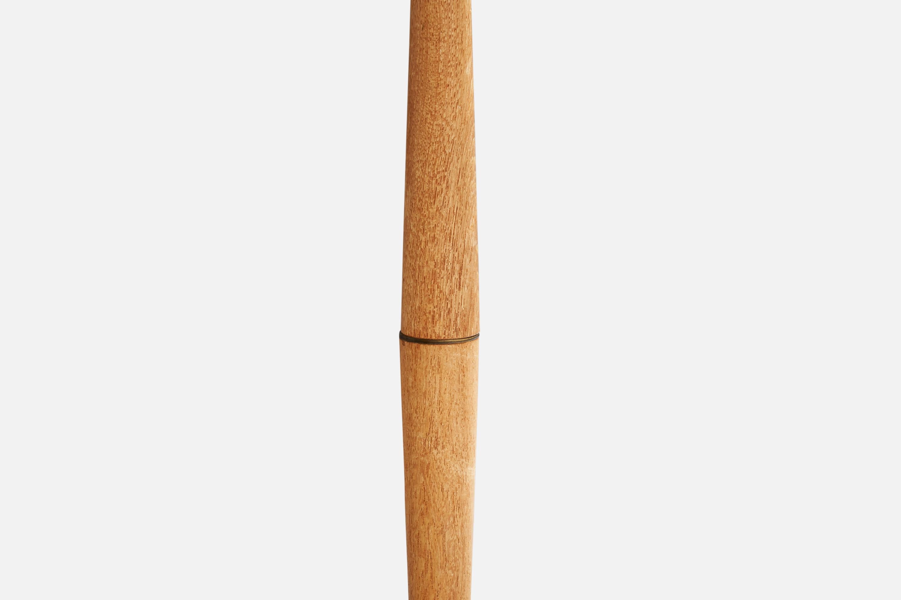 Schwedische Designerin, Stehlampe, Eiche, Stoff, Schweden, 1950er Jahre (Mitte des 20. Jahrhunderts) im Angebot