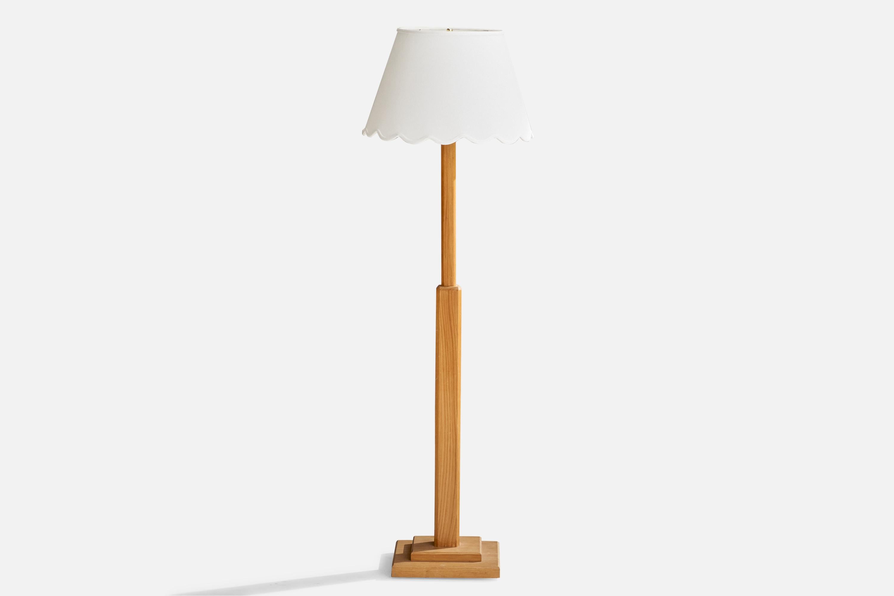Lampadaire en chêne et tissu blanc conçu et produit en Suède, C.C. 1970.

Abat-jour neuf.

Dimensions de la lampe avec abat-jour (pouces) : 59