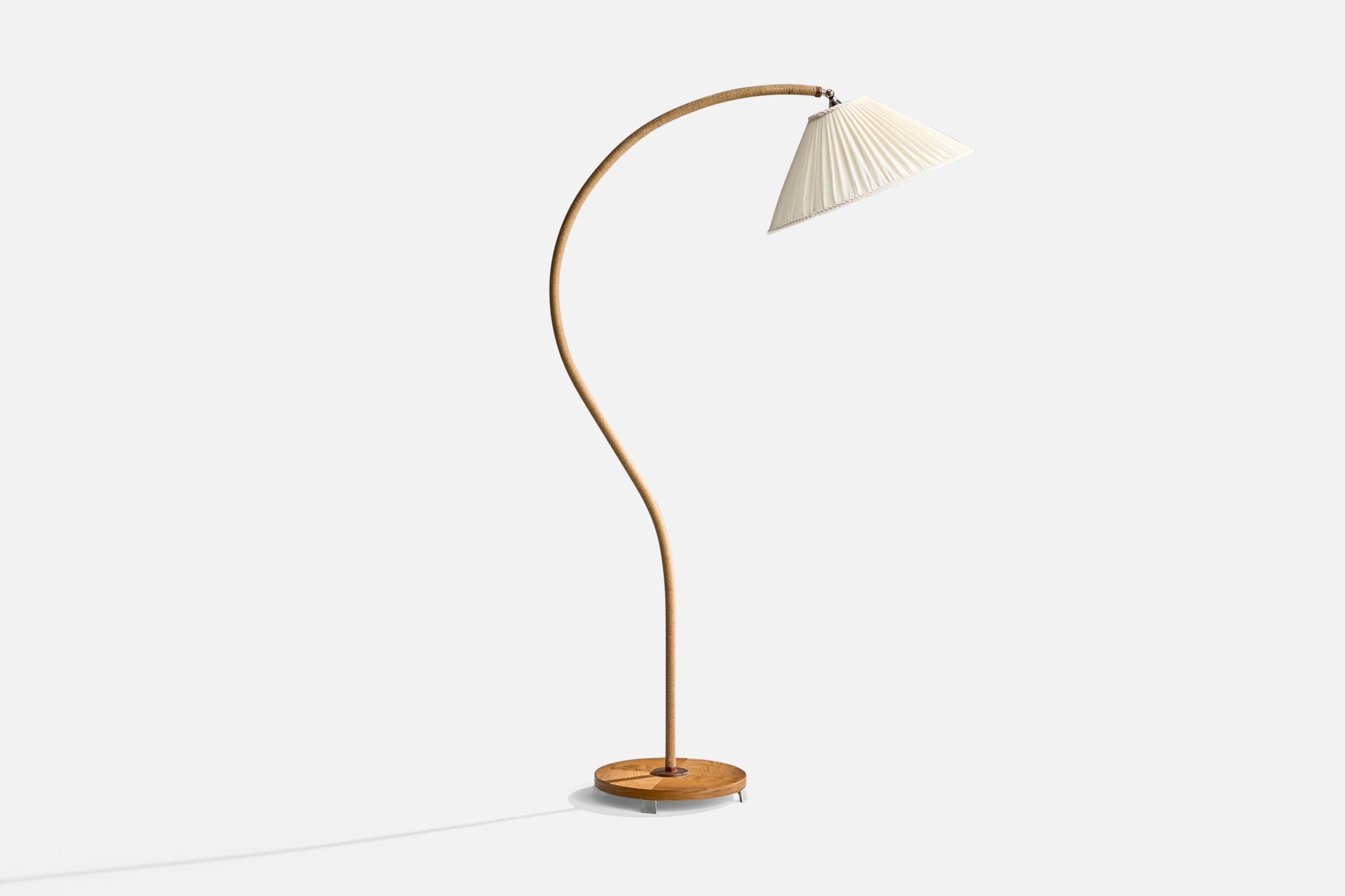 Stehlampe aus Eichenholz, beiger Kordel, Metall und weißem Stoff, entworfen und hergestellt in Schweden, um 1940.

Ersetzter Lampenschirm.

Abmessungen der Lampe mit Schirm (Zoll): 59,8