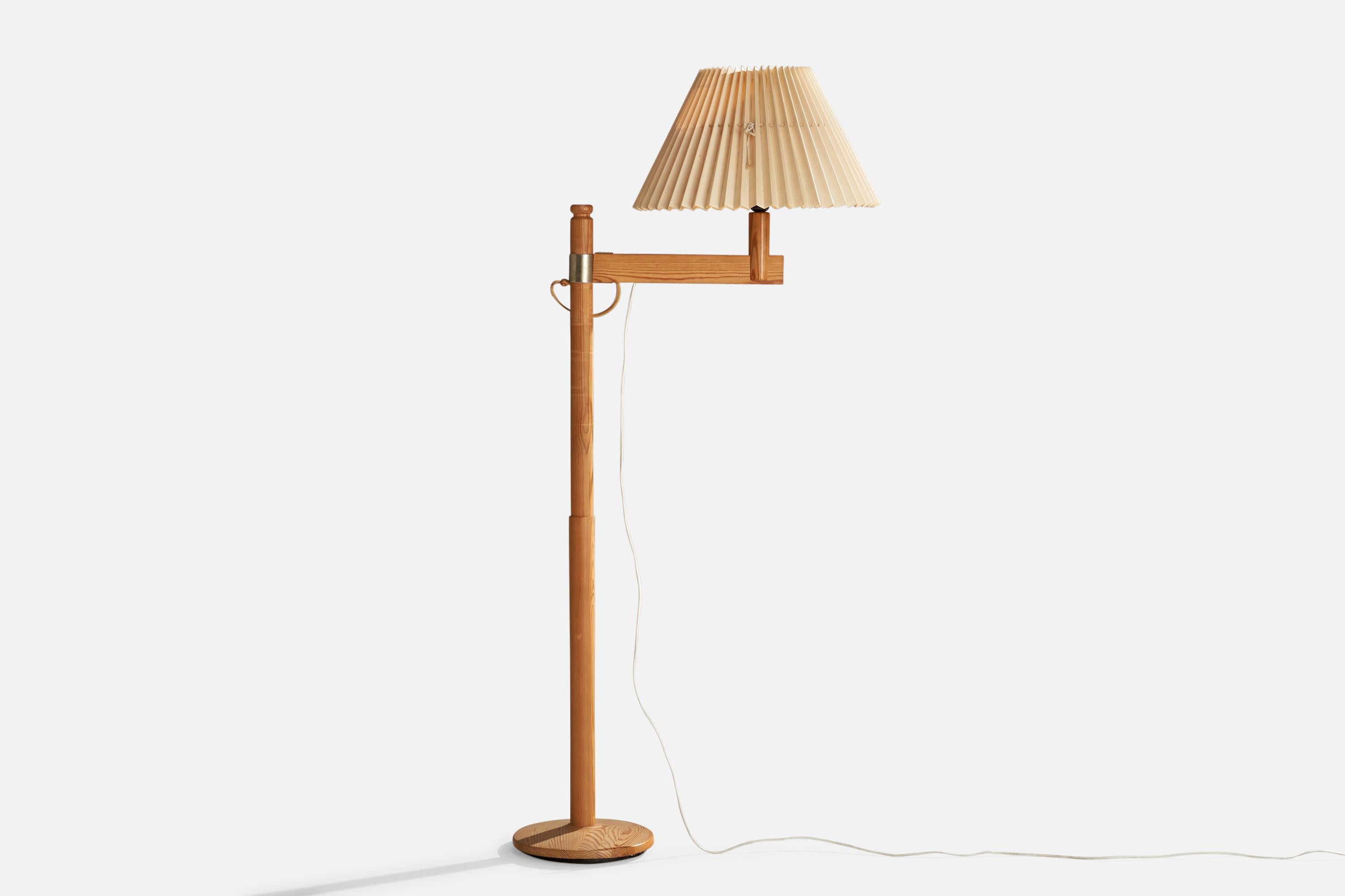 Lampada da terra regolabile in pino, tessuto beige e ottone, progettata e prodotta in Svezia, negli anni '70 circa.

Dimensioni della lampada con paralume (pollici): 55