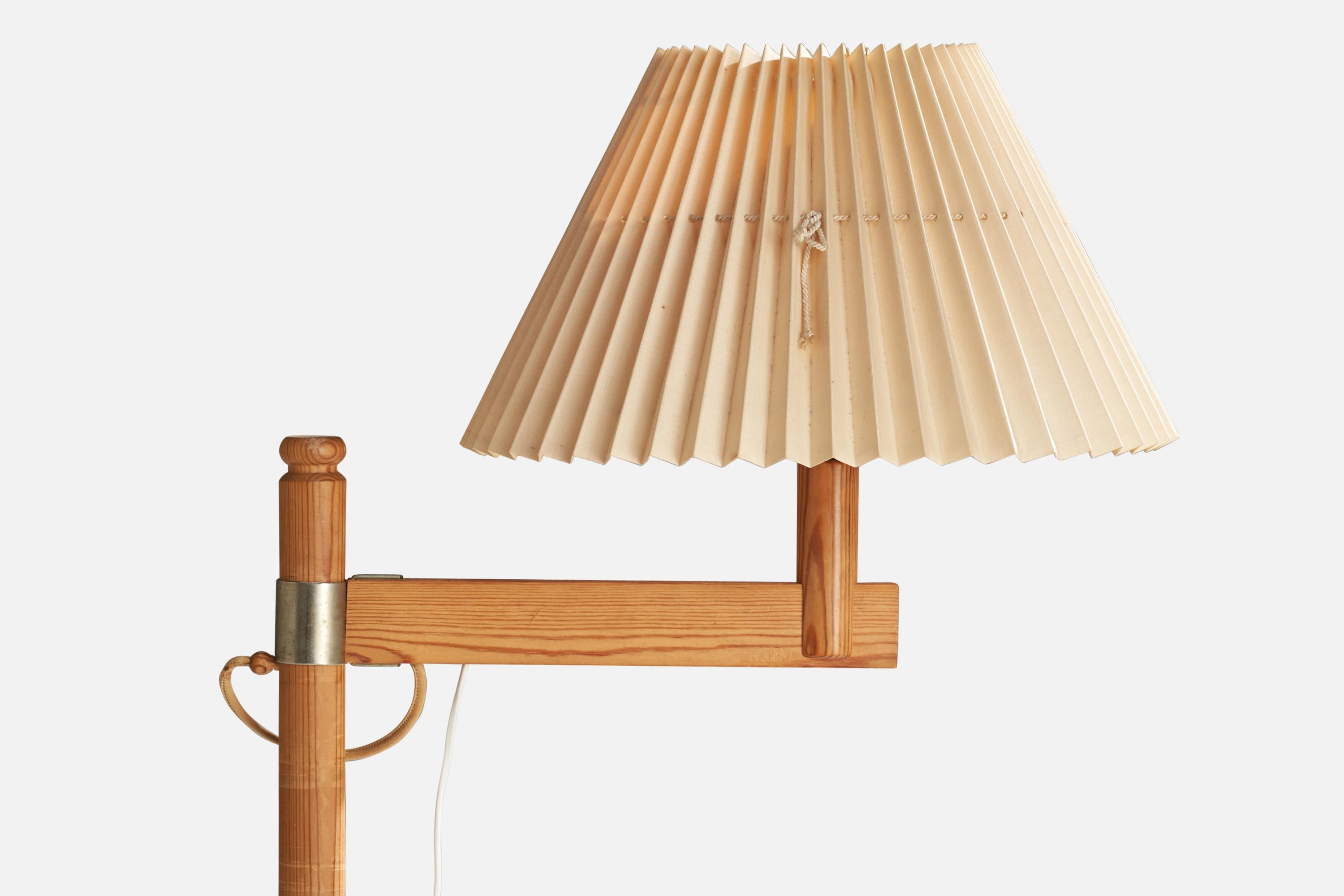 Svedese Lampada da terra di design svedese, pino, tessuto, ottone, Svezia, anni '70 in vendita