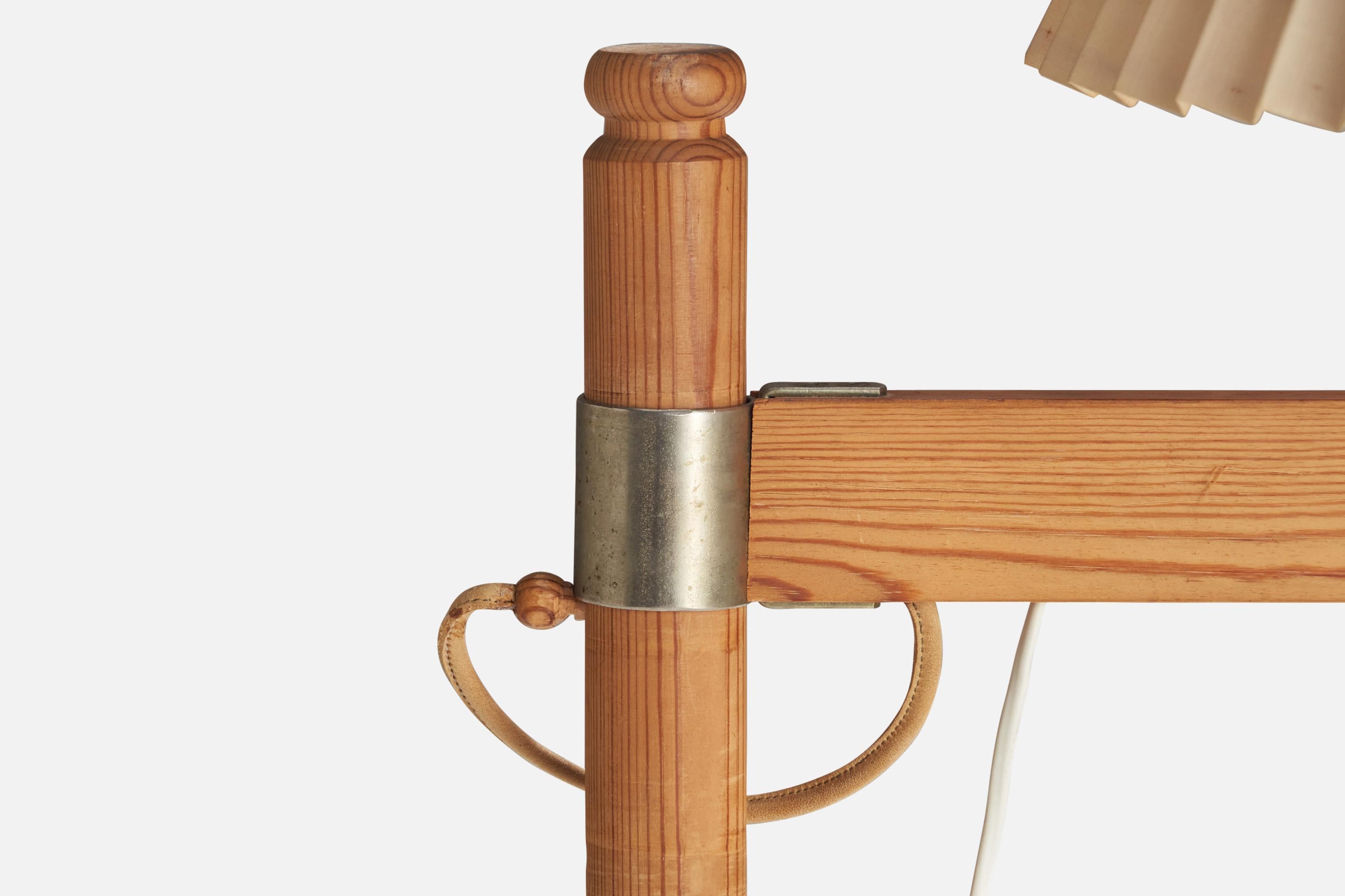 Fine XX secolo Lampada da terra di design svedese, pino, tessuto, ottone, Svezia, anni '70 in vendita