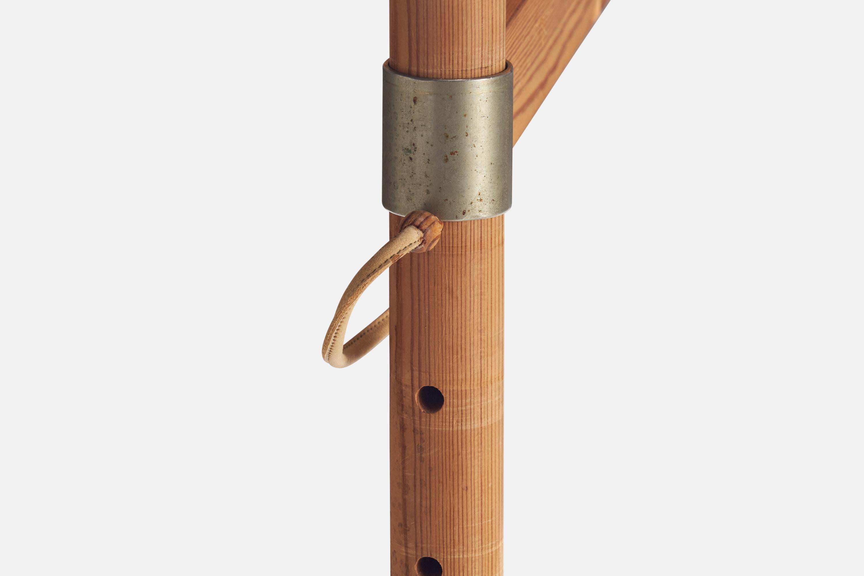 Tessuto Lampada da terra di design svedese, pino, tessuto, ottone, Svezia, anni '70 in vendita