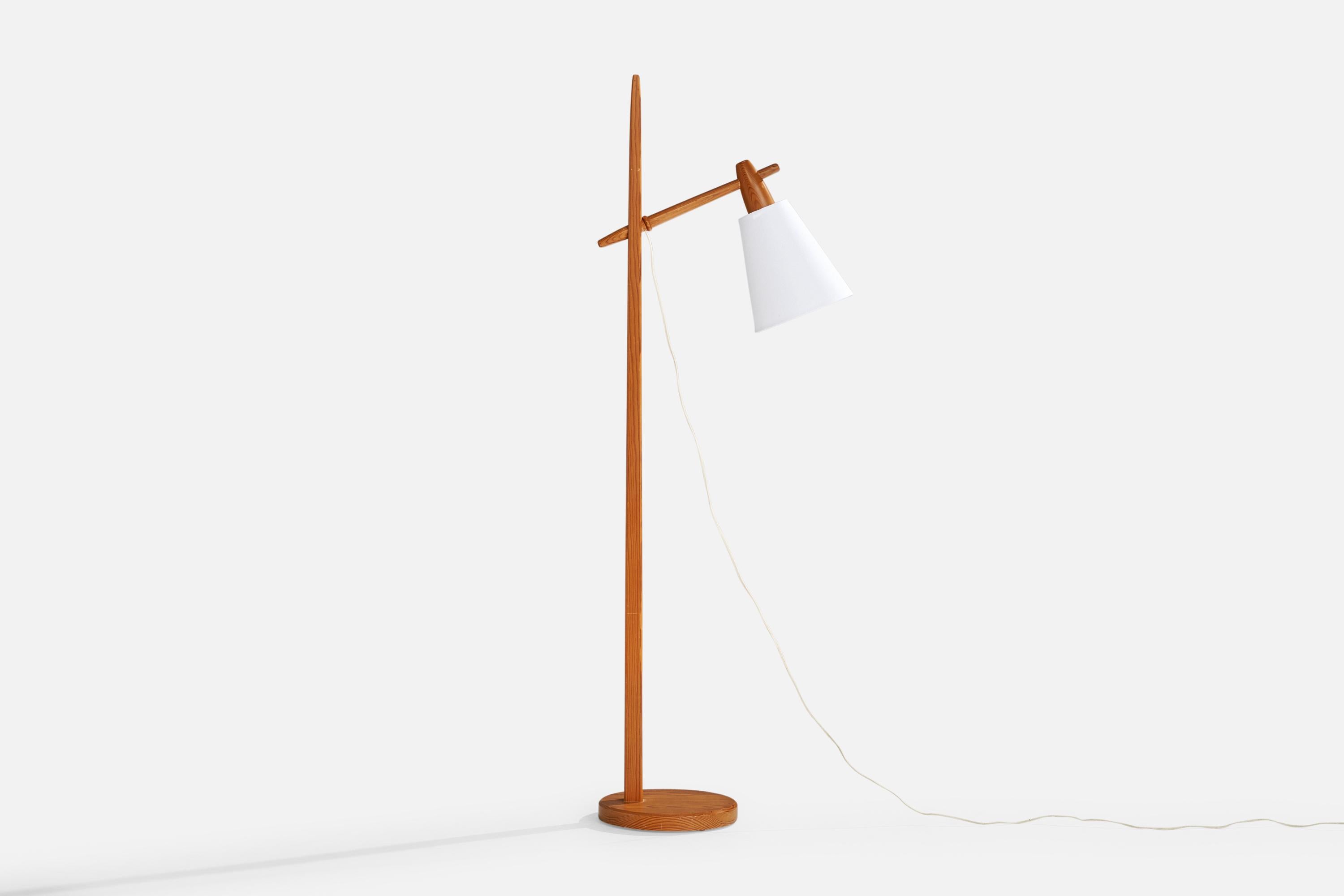Lampadaire réglable en pin et tissu blanc, conçu et produit en Suède, C.C. 1970.

Dimensions de la lampe avec abat-jour (pouces) : 56.5