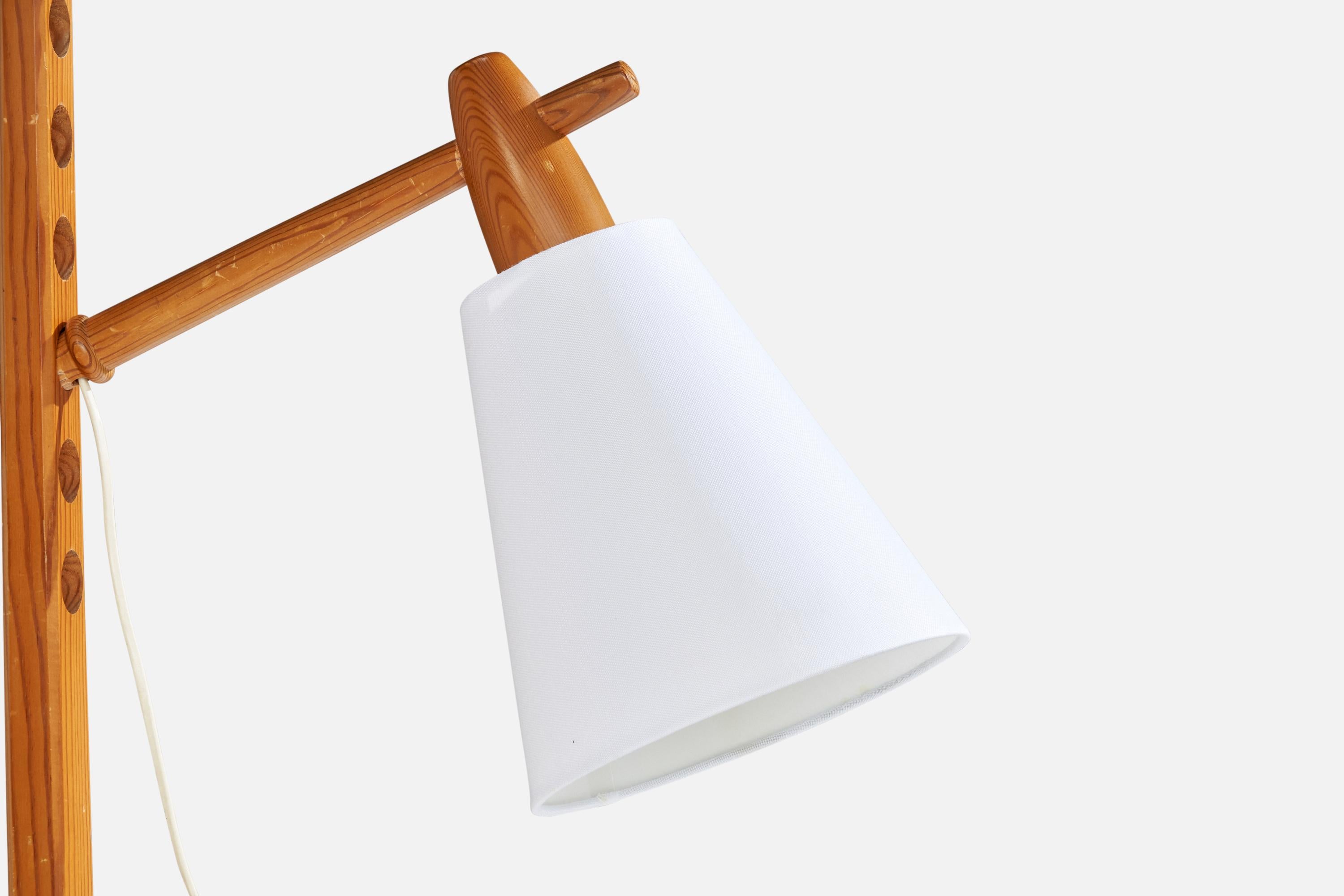 Designer suédois, lampadaire, pin, tissu, Suède, 1970 Bon état - En vente à High Point, NC