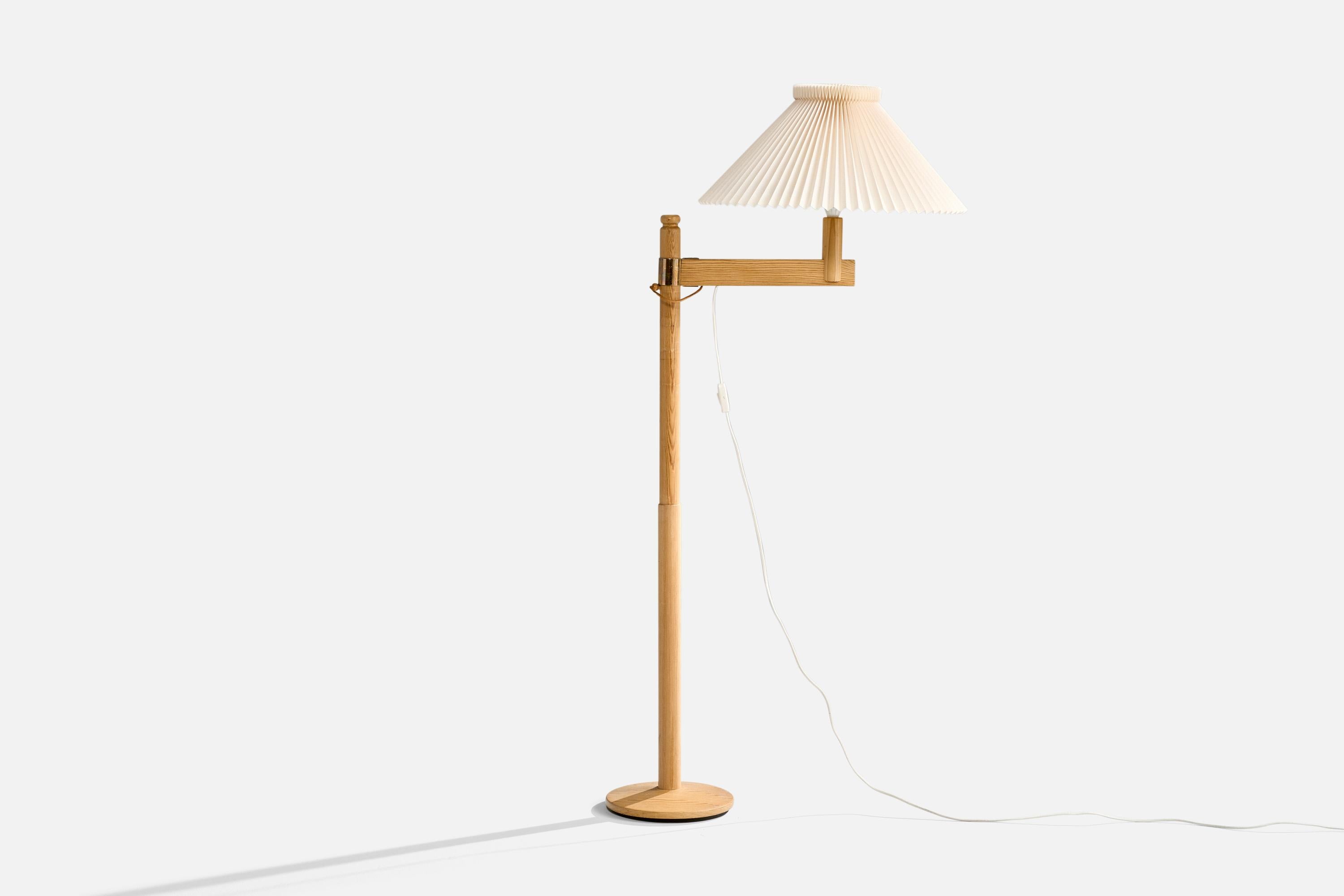 Lampadaire réglable en pin, laiton et papier, conçu et produit en Suède, c. années 1970.

Dimensions de la lampe avec abat-jour (pouces) : 54.75