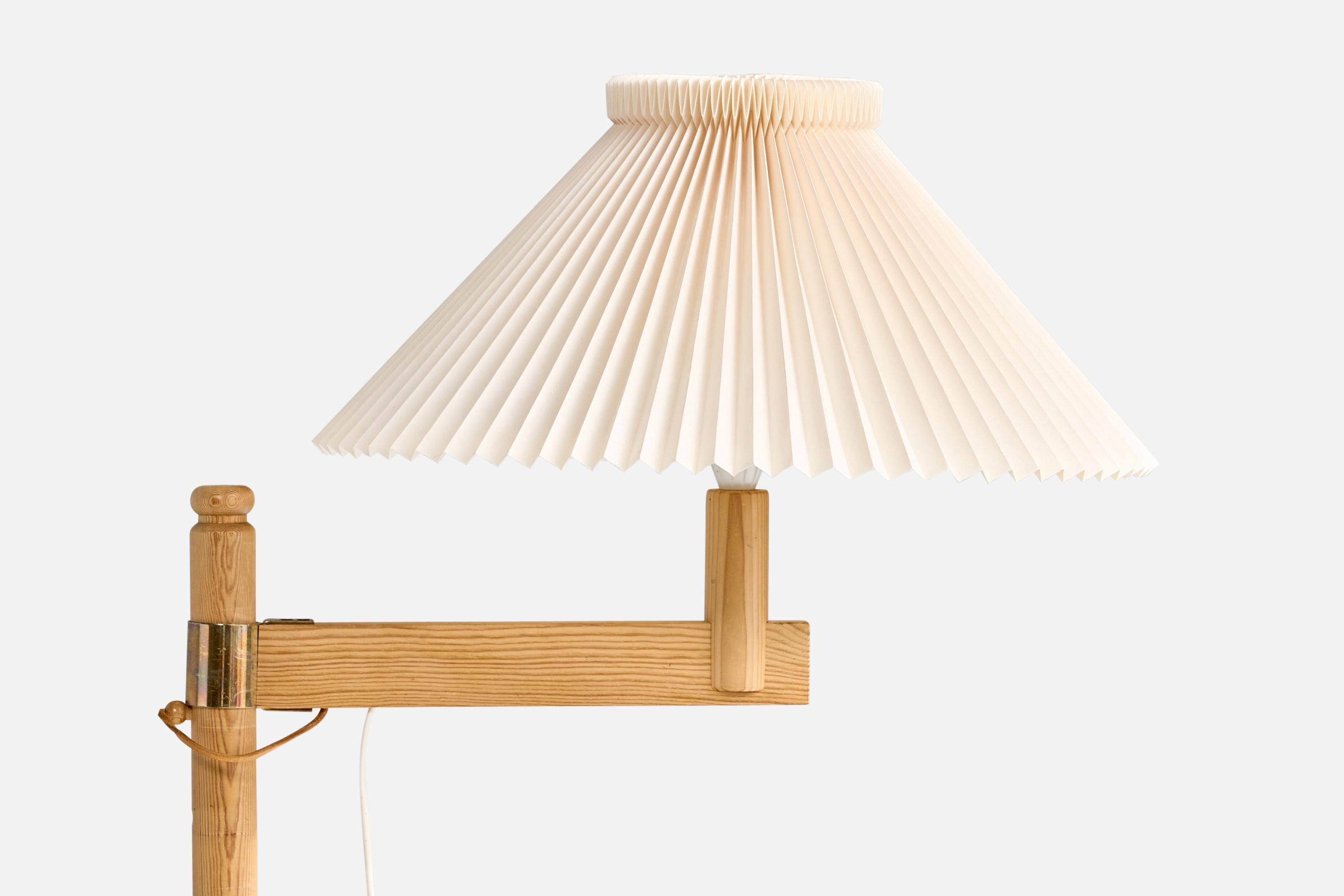 Suédois Designer suédois, lampadaire, pin, papier, laiton, Suède, 1970 en vente