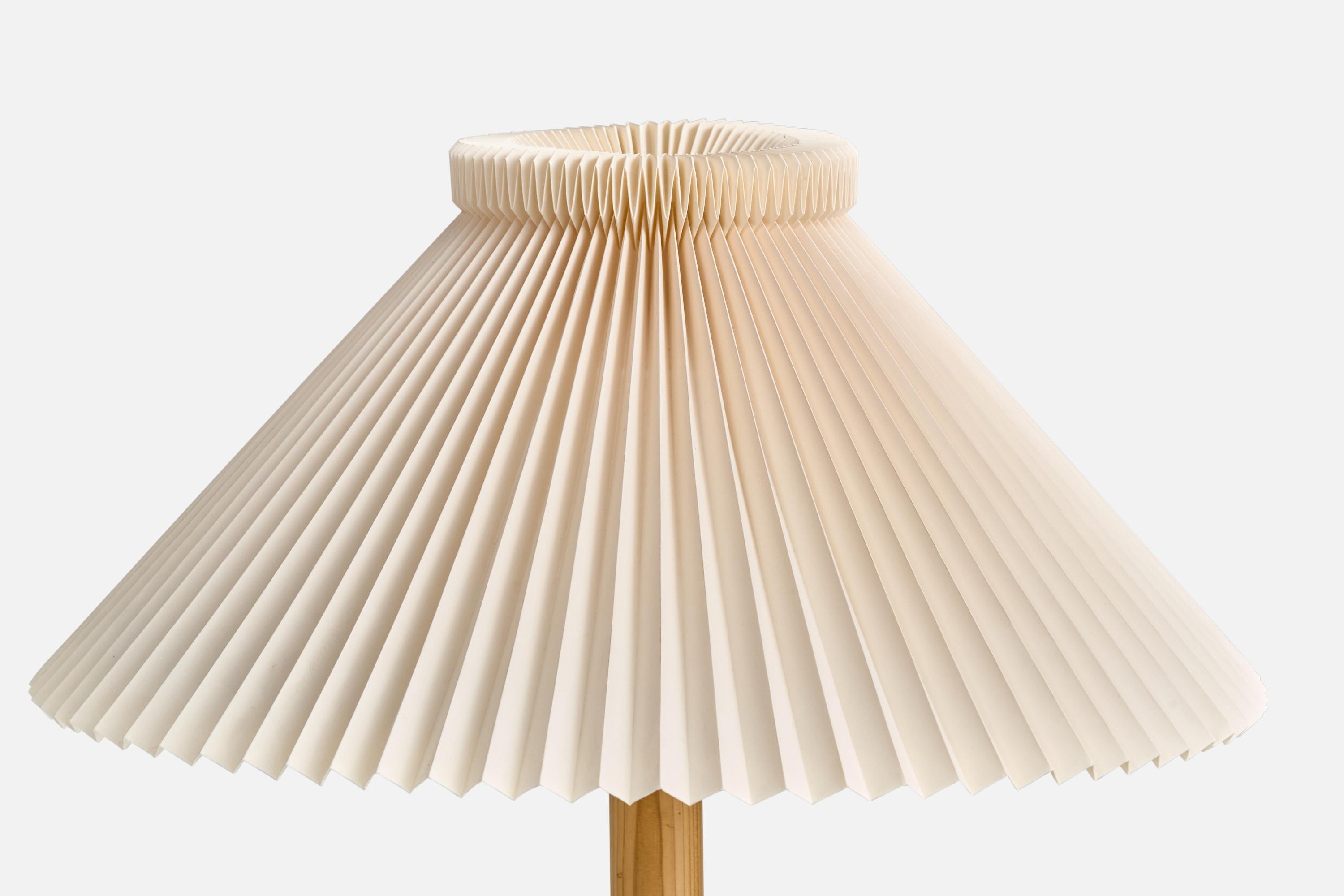Designer suédois, lampadaire, pin, papier, laiton, Suède, 1970 Bon état - En vente à High Point, NC