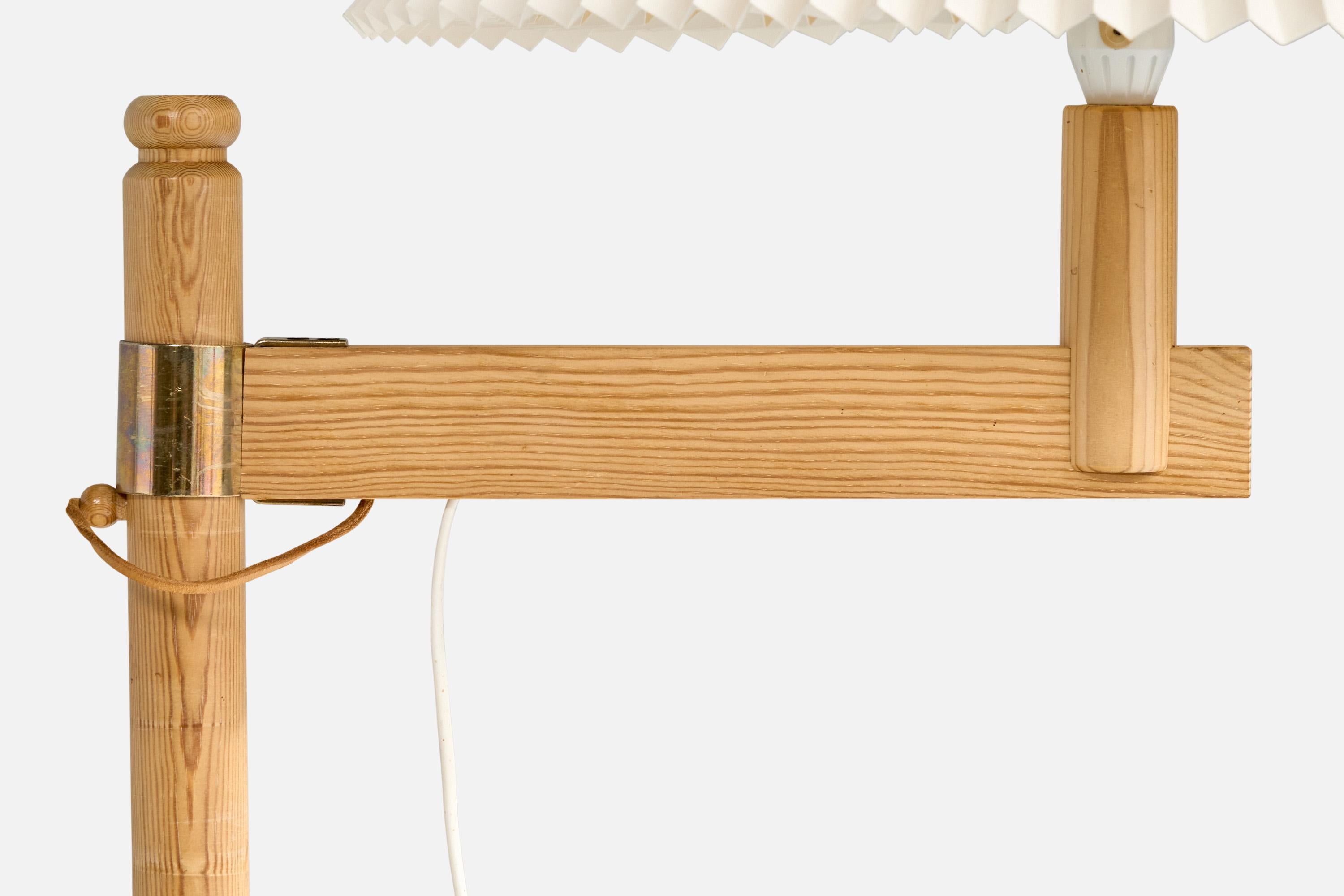 Fin du 20e siècle Designer suédois, lampadaire, pin, papier, laiton, Suède, 1970 en vente