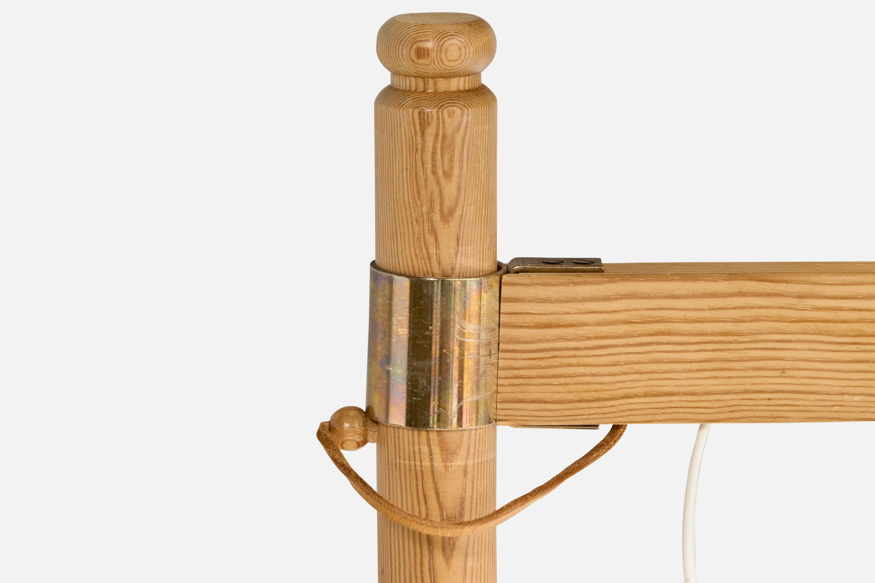 Laiton Designer suédois, lampadaire, pin, papier, laiton, Suède, 1970 en vente