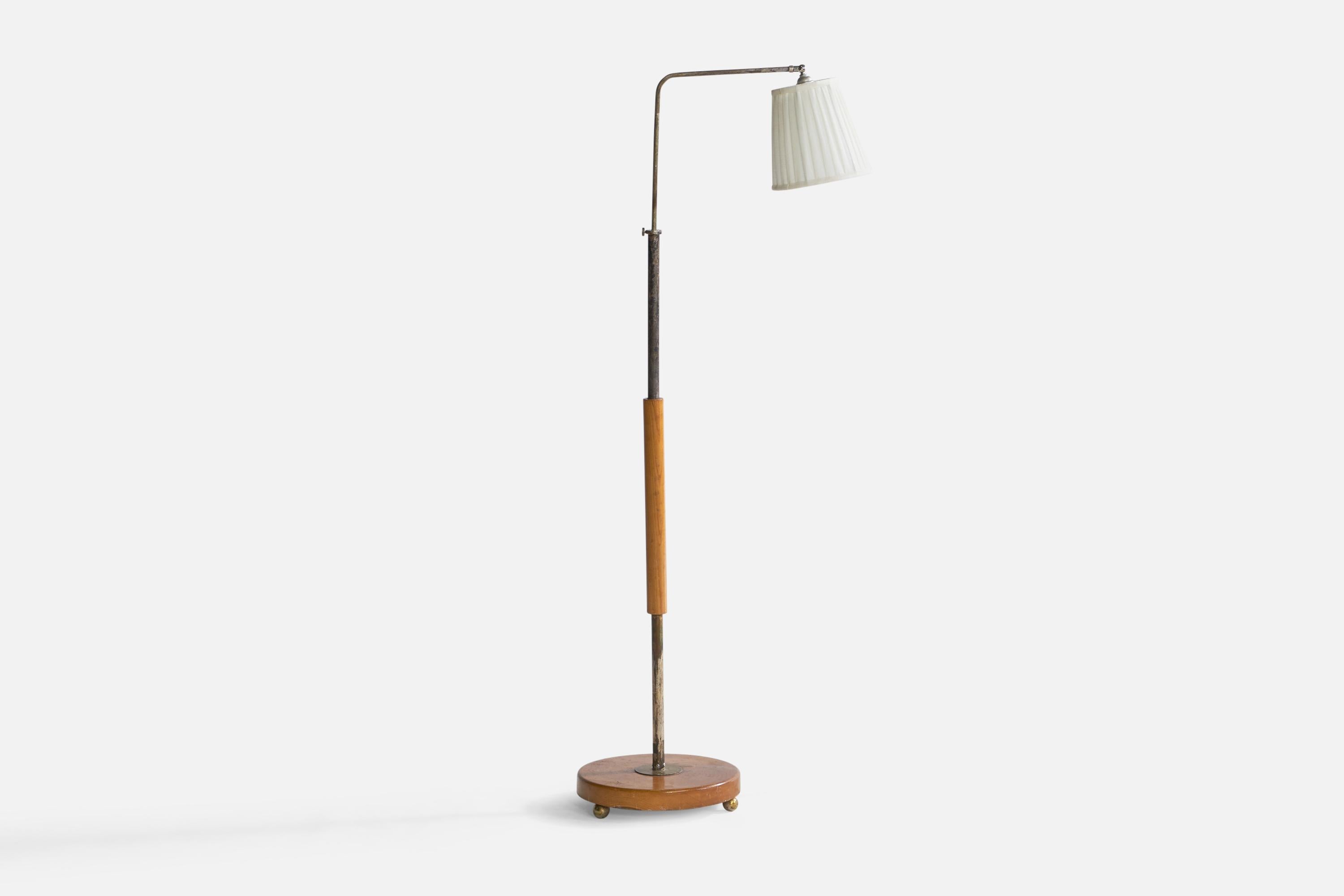 An adjustable brass, steel oak and white fabric floor lamp designed and produced in Sweden, 1930s.

Overall Dimensions (inches): 56.25” H x 13.5 x 23.8” Diameter. Stated dimensions include shade.
Dimensions vary based on height and angle of