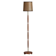 Lampada da terra di design svedese, teak, ottone, carta pergamena, Svezia, anni '50